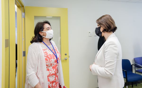 Am 13. Juli 2022 reiste Bundesministerin Karoline Edtstadler (r.) nach New York. Im Bild beim Treffen mit Maria-Francesca Spatolisano (l.).