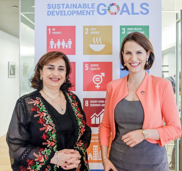 Am 14. Juli 2022 reiste Bundesministerin Karoline Edtstadler (r.) nach New York. Im Bild bei einem Treffen mit Exekutivdirektorin UN Women Sima Sami Bahous (l.).