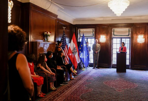 Am 14. Juli 2022 reiste Bundesministerin Karoline Edtstadler (im Bild) nach New York. Im Bild bei der &Uuml;bergabe von Staatsb&uuml;rgerschaften.