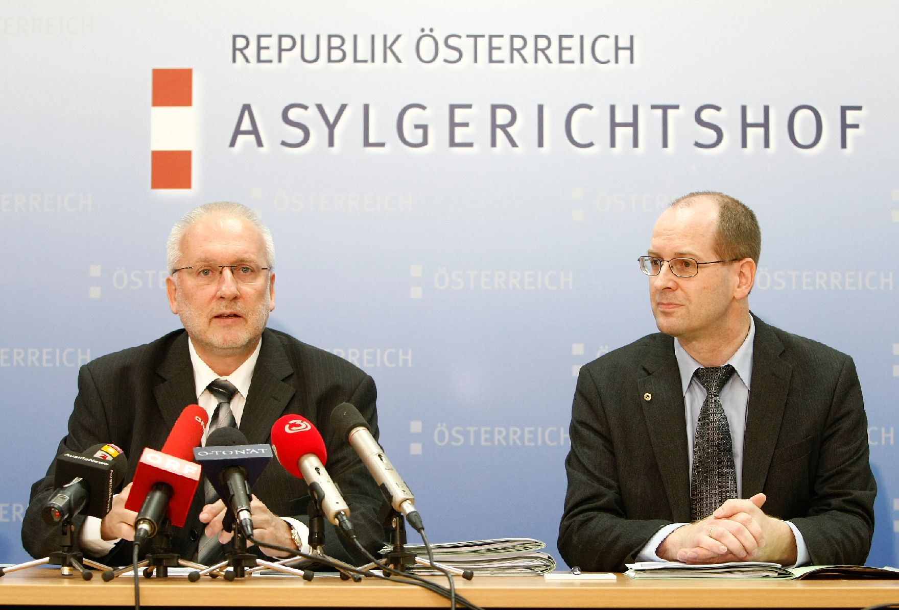 Am 06. Juli 2009 fand die Pressekonferenz zum Jahresbericht des Asylgerichthofes mit dem Präsidenten des Asylgerichtshofes Harald Perl (l.) und dem Vizepräsidenten Volker Nowak (r.) im Asylgerichtshof statt.