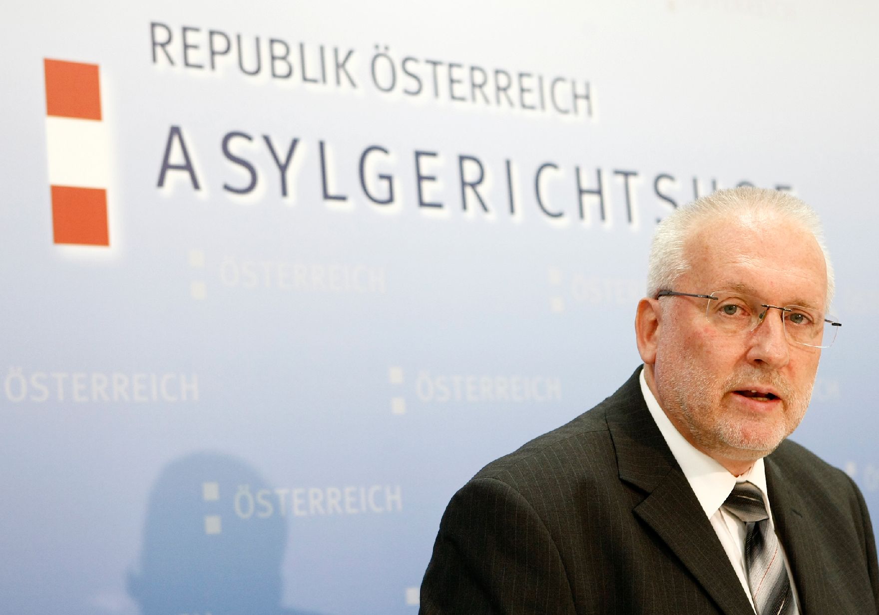 Am 06. Juli 2009 fand die Pressekonferenz zum Jahresbericht des Asylgerichthofes mit dem Präsidenten des Asylgerichtshofes Harald Perl (im Bild) und dem Vizepräsidenten Volker Nowak im Asylgerichtshof statt.