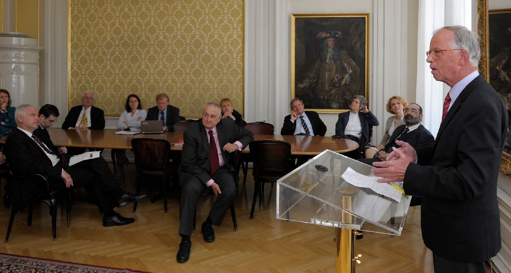 Am 7. und 8. Mai 2013 fand im Bundeskanzleramt die EuDEM Konferenz (Conference on European Democracy) statt. Am Rednerpult BM a.D. Dr. Werner Fasslabend, links im Bild Gerhard Jandl.
