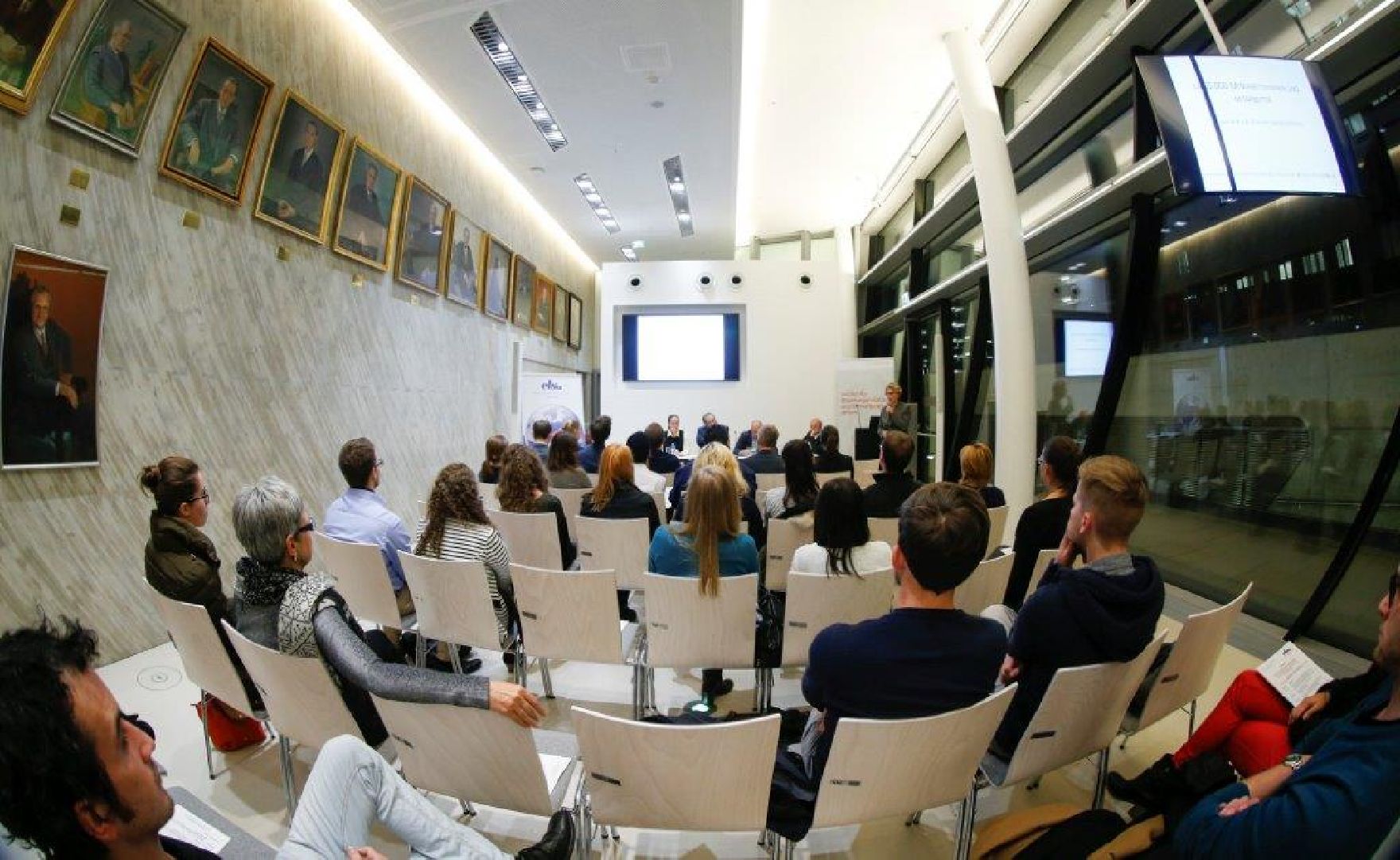 Am 13. Oktober 2015 fand auf der Wirtschaftsuniversität Wien, in Kooperation mit ELSA-WU, eine Veranstaltung zum Thema "Die Verwaltung als Arbeitgeber" statt. Blick aus dem Publikum.