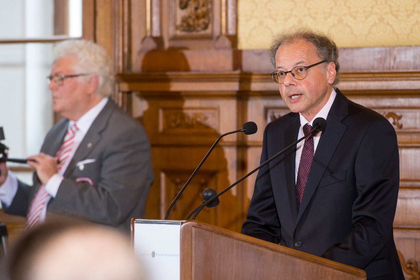 Am 21. November 2016 überreichte Ministerialrat Reinhold Hohengartner die Urkunden, mit denen Antal Barnás und Norbert Rubey (im Bild) der Berufstitel Professor verliehen wurde.