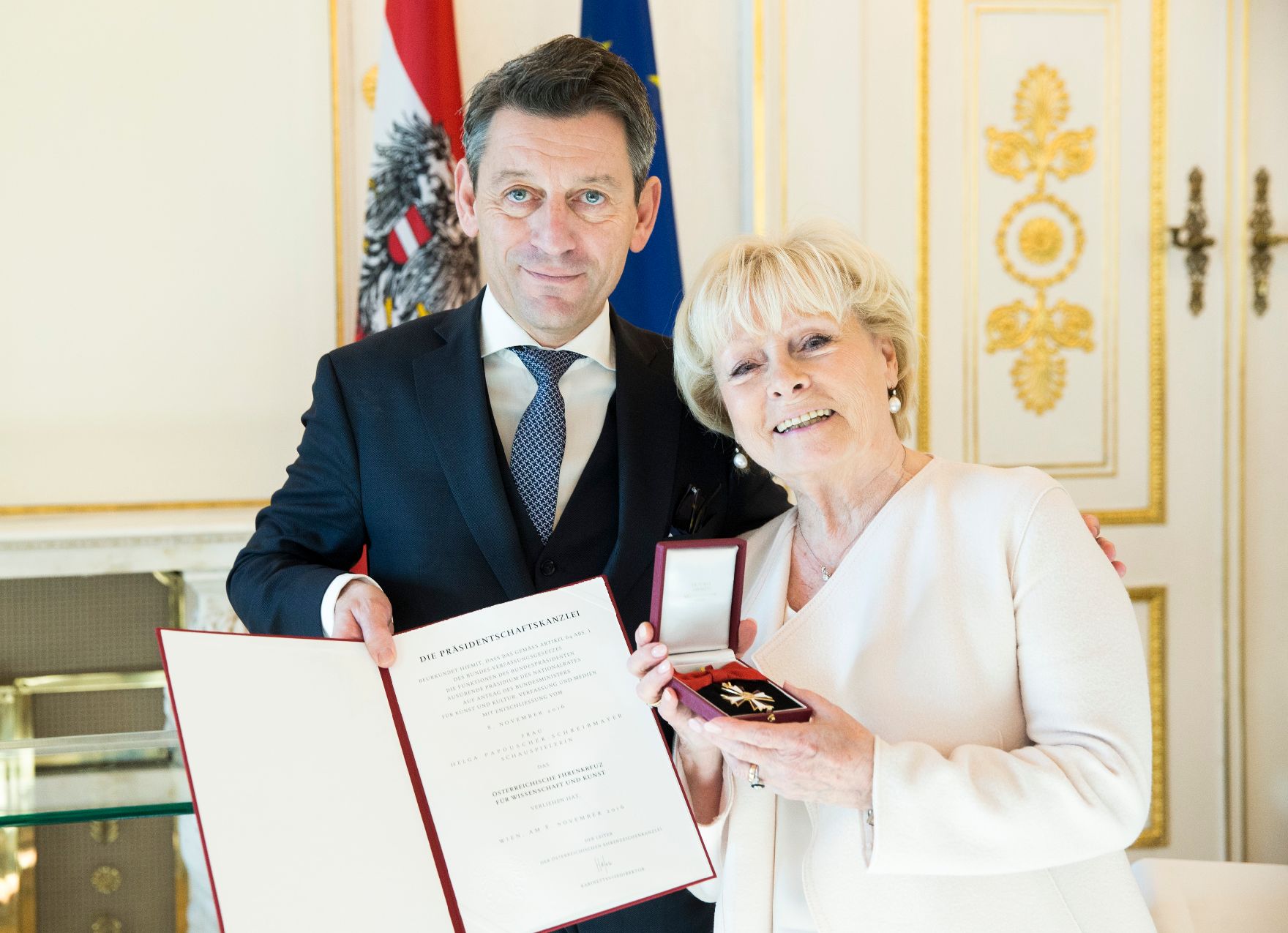 Am 27. November 2017 überreichte Sektionschef Jürgen Meindl (l.) das Österreichische Ehrenkreuz für Wissenschaft und Kunst an Helga Papouschek (r.).