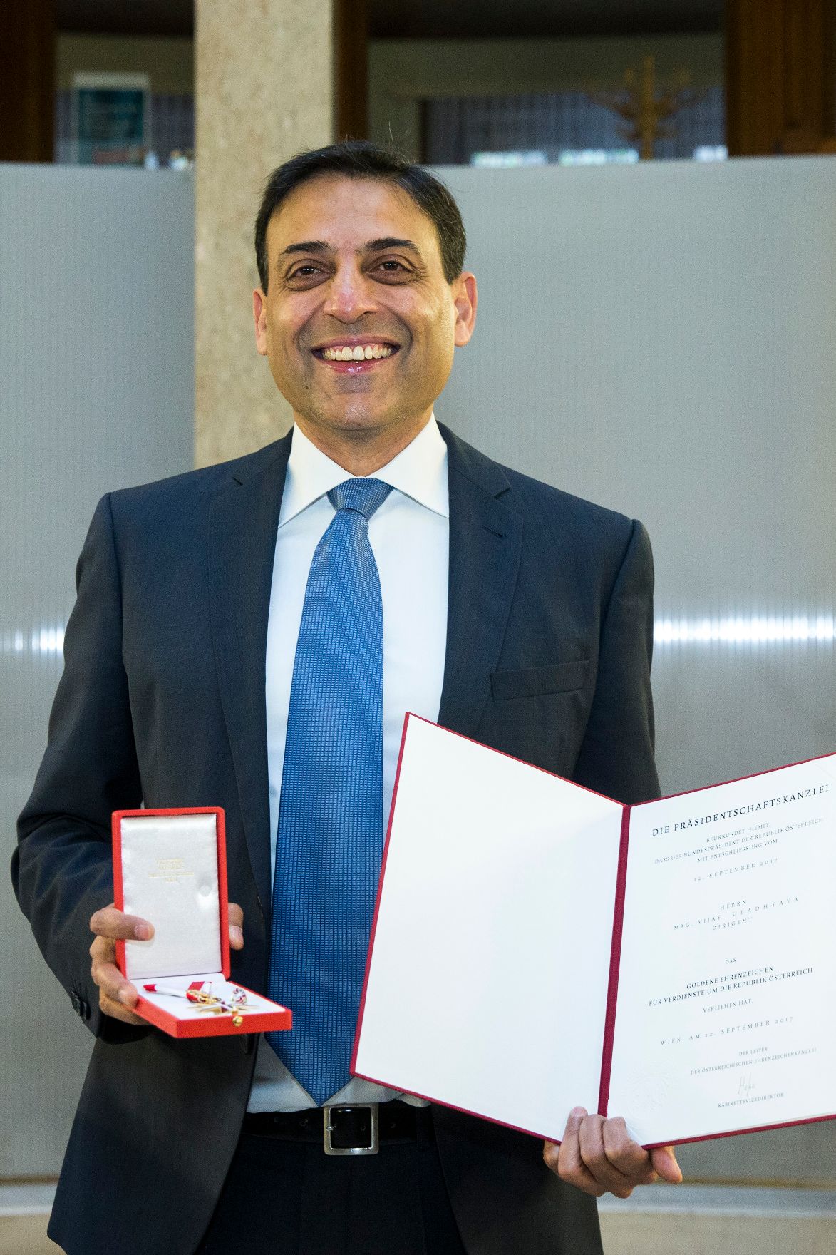 Am 14. Dezember 2017 überreichte Brigitte Winkler-Komar das Goldene Ehrenzeichen für Verdienste um die Republik Österreich an Vijay Upadhyaya (im Bild).
