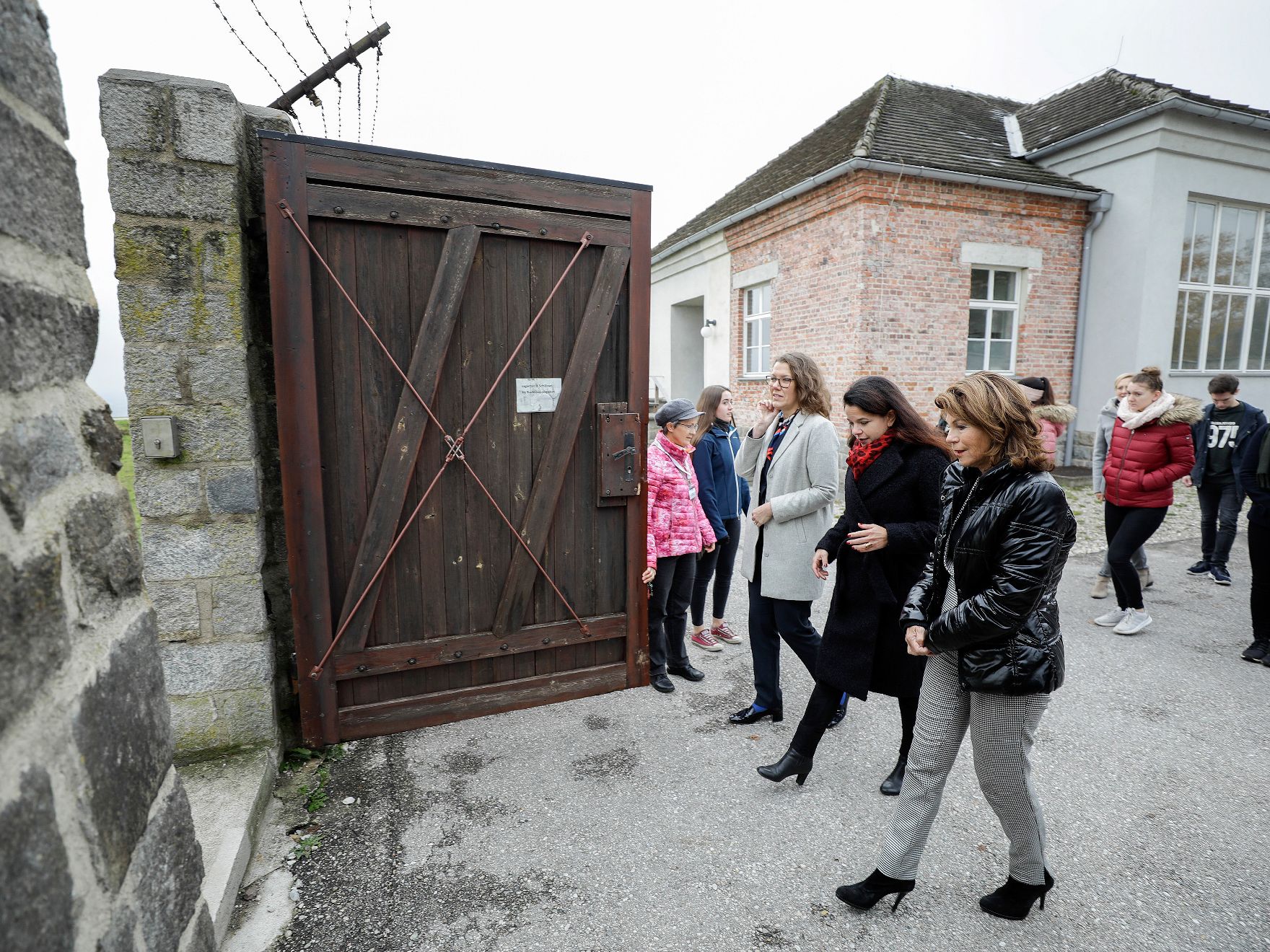 Am 6. November 2019 besuchte Bundeskanzlerin Brigitte Bierlein (r.) gemeinsam mit Bundesministerin Iris Rauskala (l.) die Gedenkstätte Mauthausen und Schloss Hartheim.