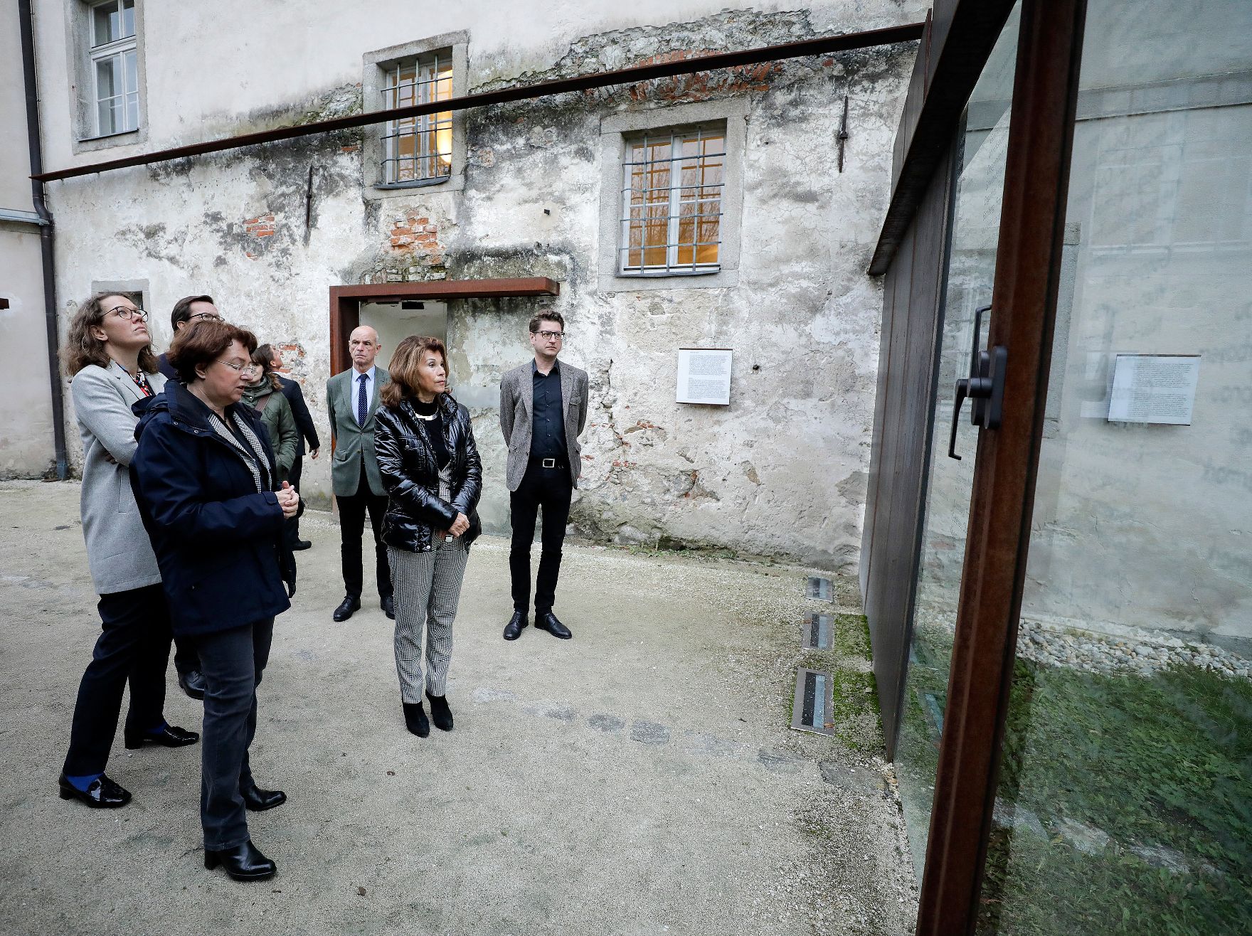Am 6. November 2019 besuchte Bundeskanzlerin Brigitte Bierlein gemeinsam mit Bundesministerin Iris Rauskala die Gedenkstätte Mauthausen und Schloss Hartheim.