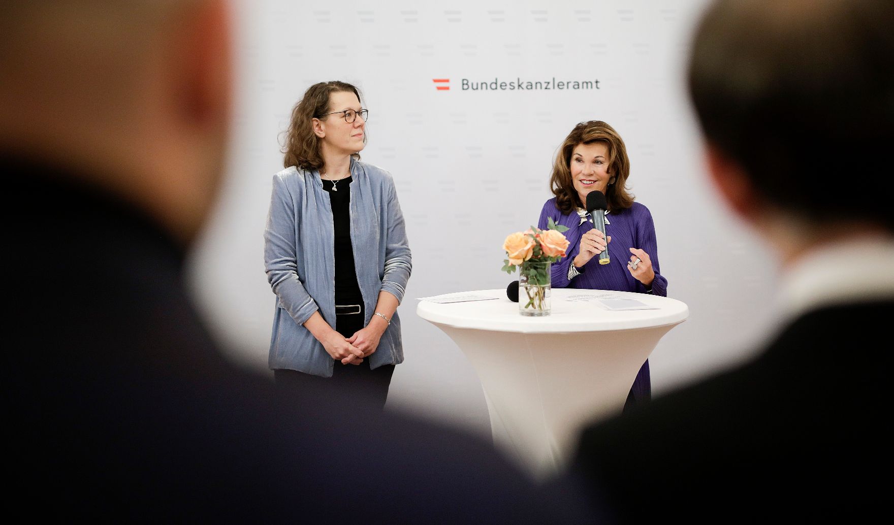 Am 26. November 2019 lud Bundeskanzlerin Brigitte Bierlein (l.) gemeinsam mit Bundesministerin Iris Rauskala (r.) zum Wissenschaftsdialog im Bundeskanzleramt ein.