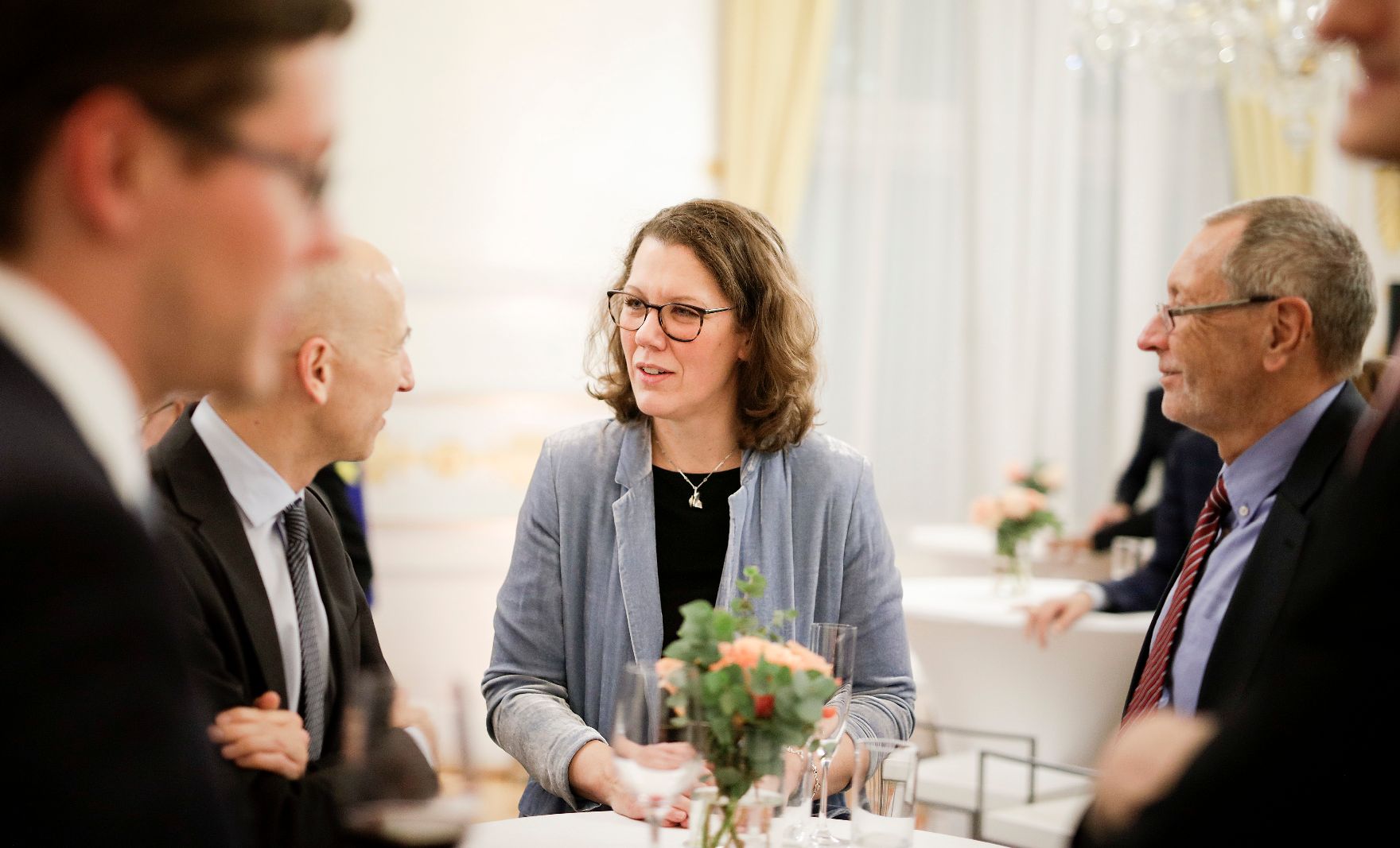 Am 26. November 2019 lud Bundeskanzlerin Brigitte Bierlein gemeinsam mit Bundesministerin Iris Rauskala (m.) zum Wissenschaftsdialog im Bundeskanzleramt ein.