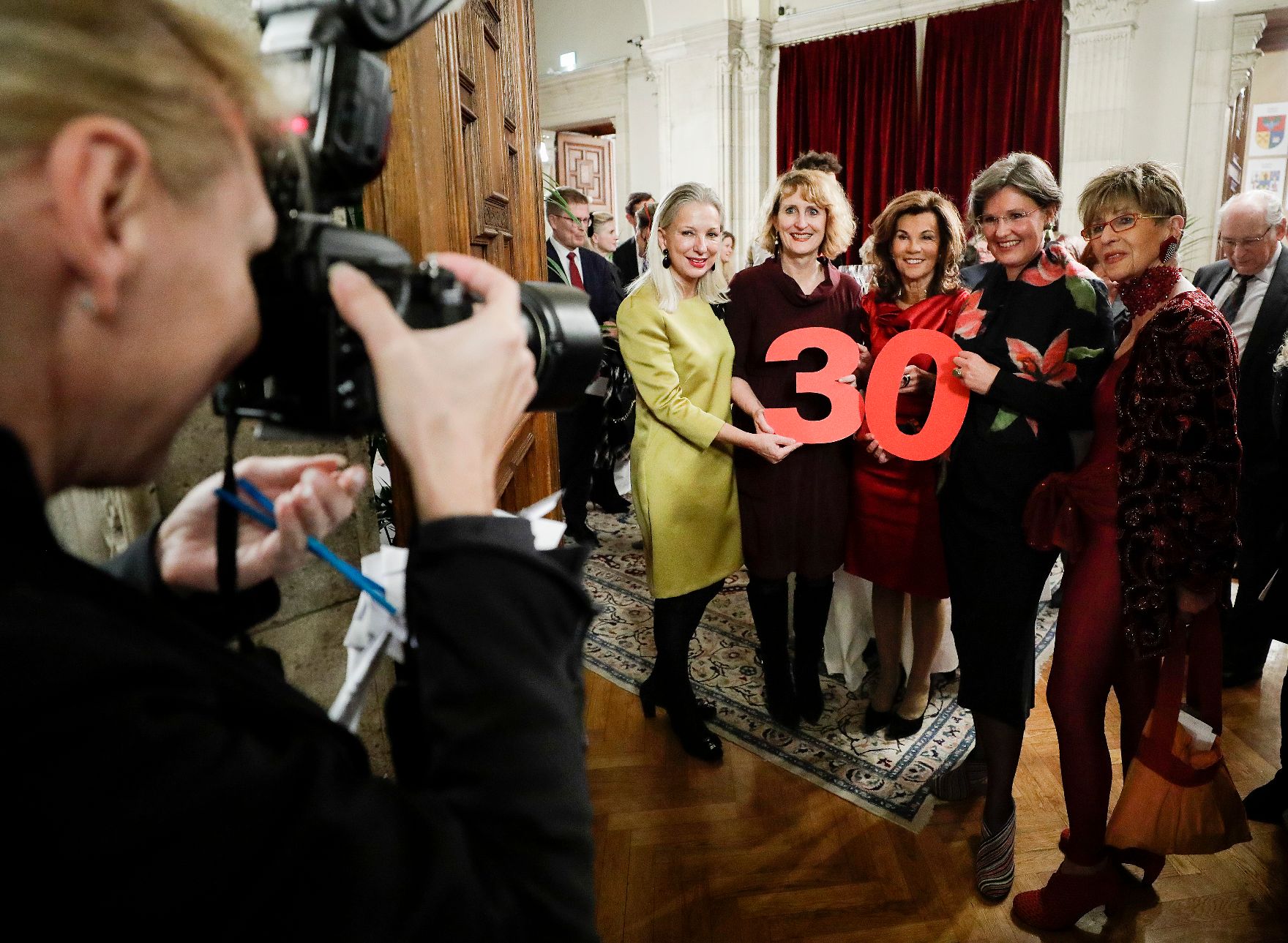 Am 29. November 2019 nahm Bundeskanzlerin Brigitte Bierlein (m.l.) an der Veranstaltung 30 Jahre Möwe teil.