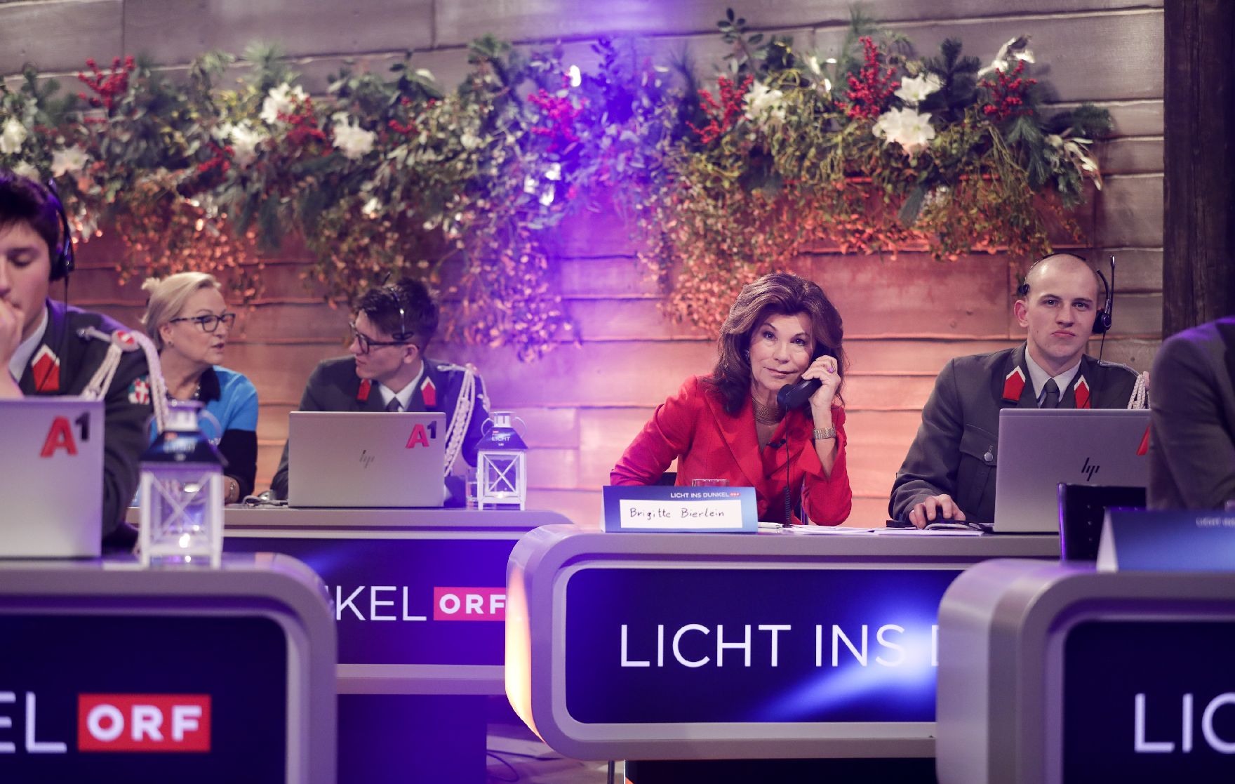 Am 24. Dezember 2019 nahm Bundeskanzlerin Brigitte Bierlein (m.) an der Licht ins Dunkel Spendenaktion im ORF Zentrum Wien teil.