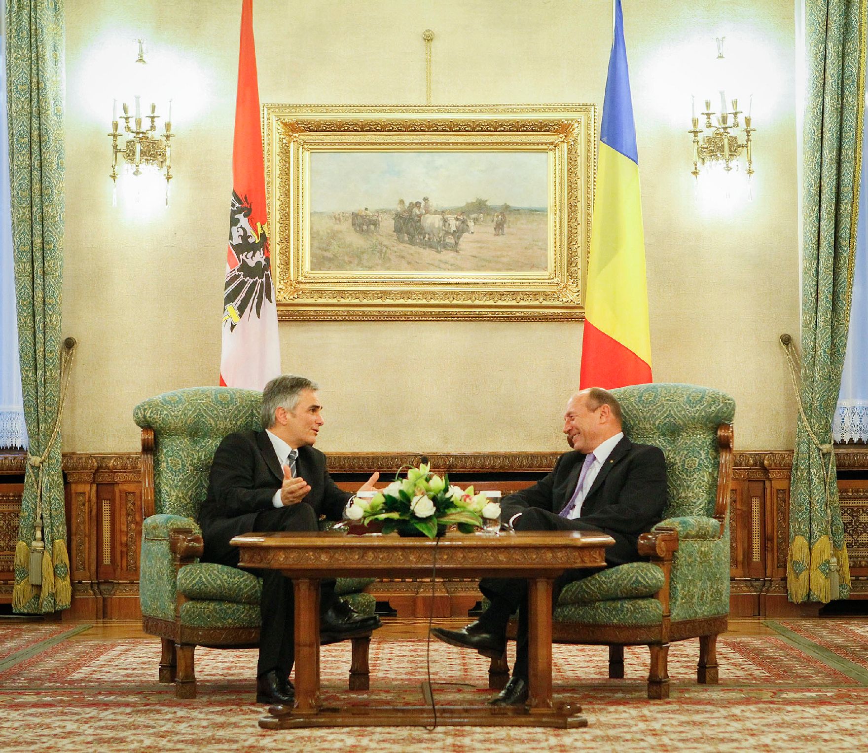 Am 28. November 2012 traf Bundeskanzler Werner Faymann (l.) den rumänischen Präsidenten Traian Basescu (r.) im Rahmen des offiziellen Arbeitsbesuchs in Rumänien.