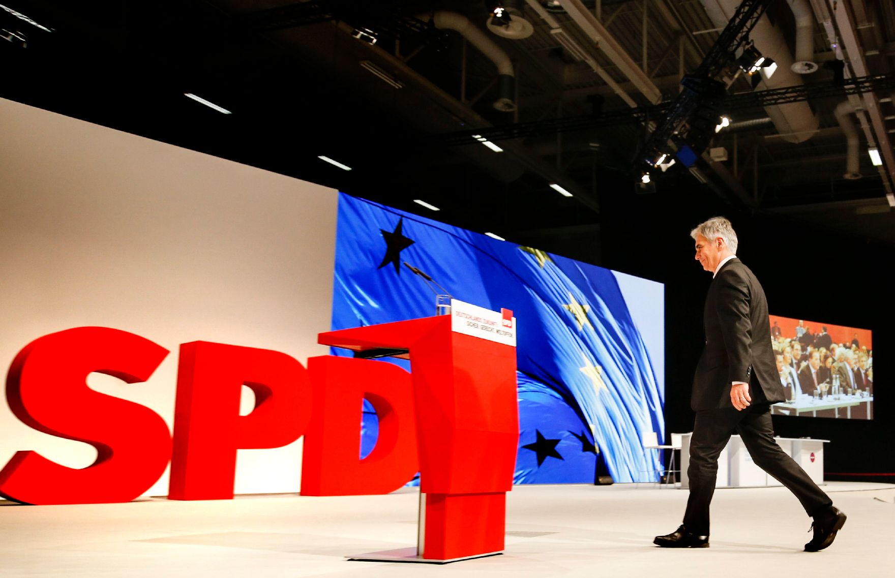 Am 12. Dezember 2015 besuchte Bundeskanzler Werner Faymann (im Bild) den Bundesparteitag der SPD in Berlin.