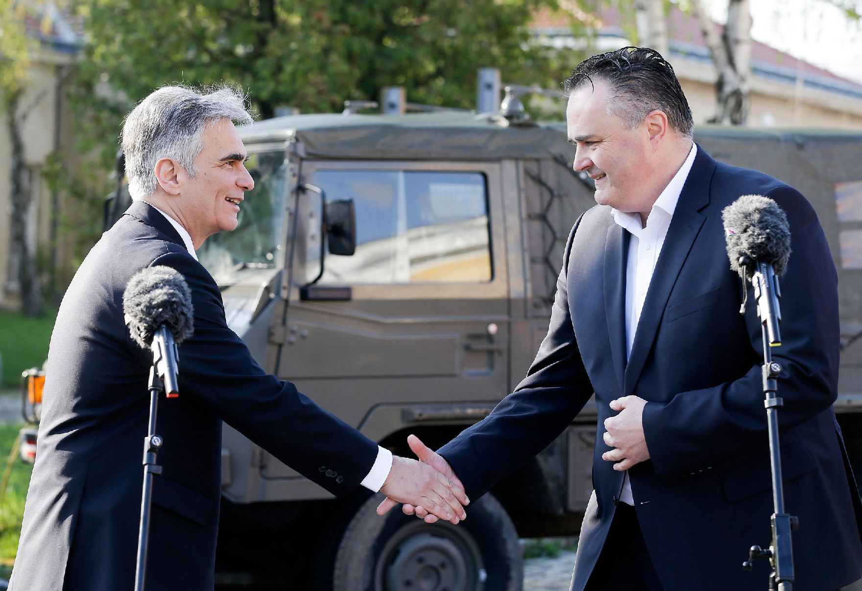 Am 13. April 2016 besuchten Bundeskanzler Werner Faymann (l.) und Verteidigungsminister Hans Peter Doskozil (r.) die Heckenast-Burian-Kaserne in Wien-Meidling.