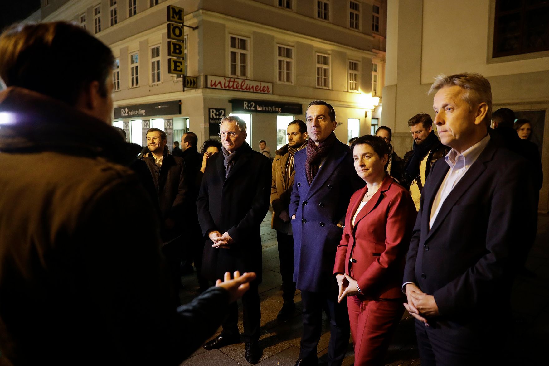 Am 14. November 2016 besuchte Bundeskanzler Christian Kern (m.l.) das Betreuungszentrum Gruft in Wien. Im Bild mit Sozialminister Alois Stöger (l.), Stadträtin Sonja Wehsely (m.r.) und dem ÖVP-Klubchef Reinhold Lopatka (r.).
