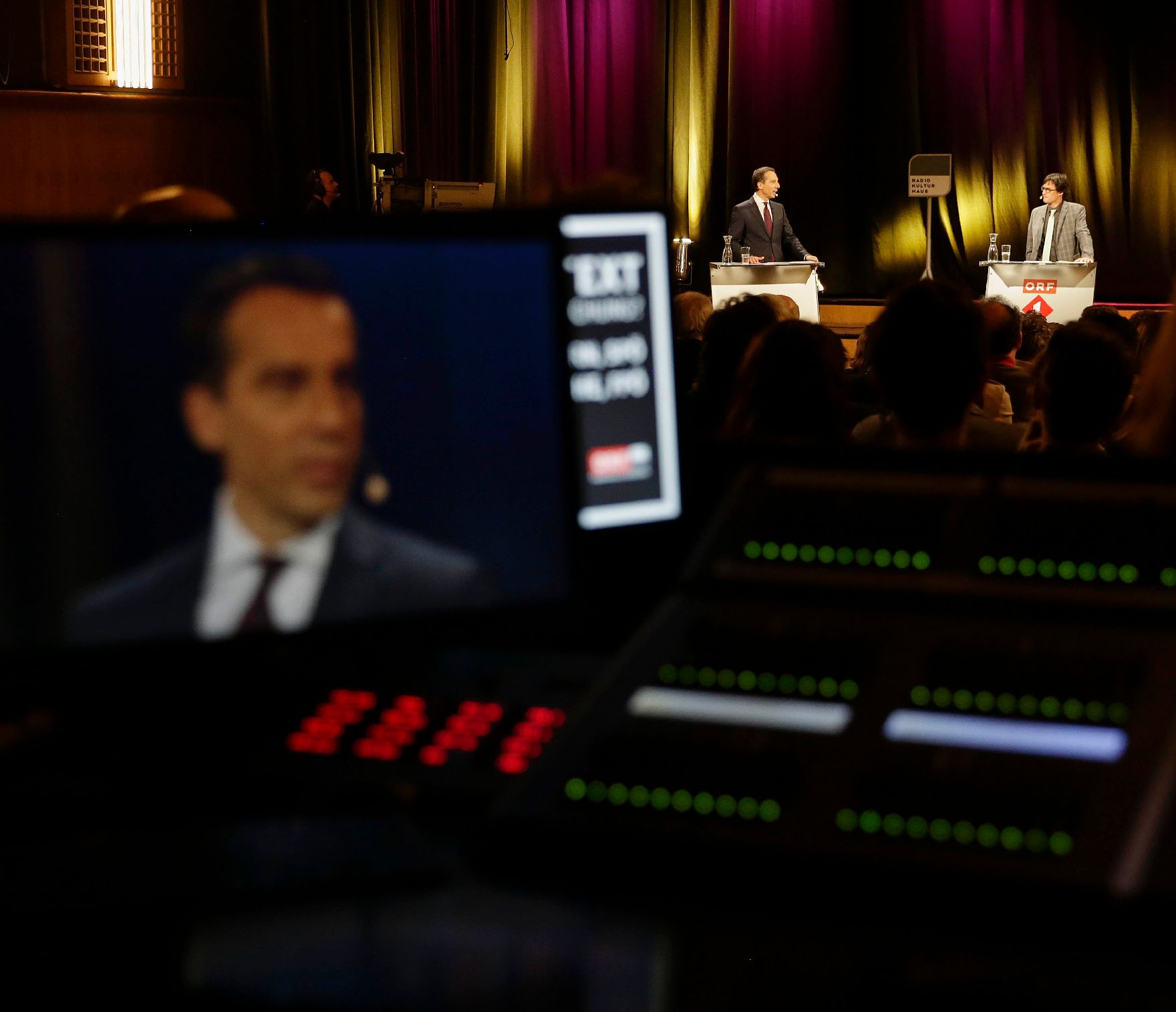 Am 23. November 2016 diskutierten Bundeskanzler Christian Kern (l.) und FPÖ Klubobmann Heinz-Christian Strache bei der Ö1- Sendung "Klartext" mit Moderator Klaus Webhofer (r.).