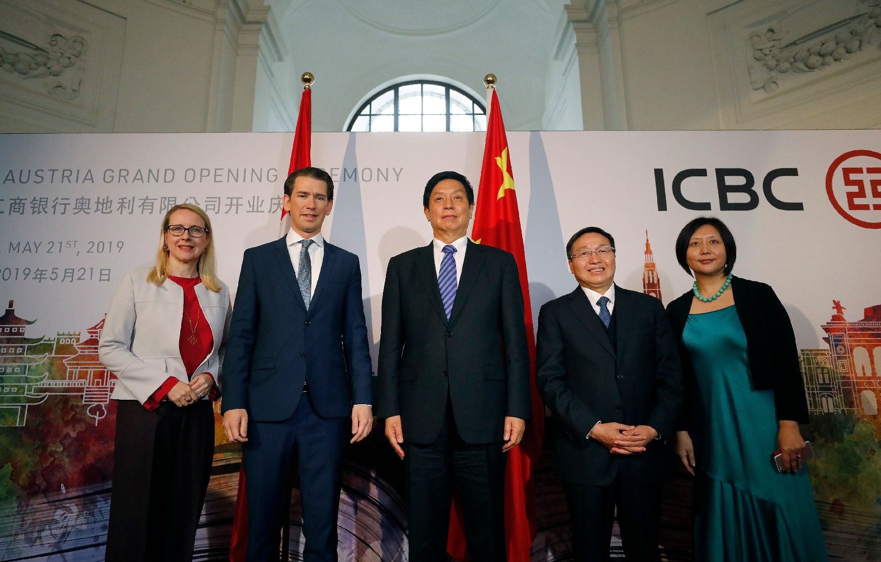 Am 21. Mai 2019 empfing Bundeskanzler Sebastian Kurz (2.v.l.) den chinesischen Parlamentspräsidenten Li Zhanshu (m.) zu einem Gespräch. Im Bild mit Bundesministerin Margarete Schramböck (l.) bei der Eröffnung der ICBC Bank.
