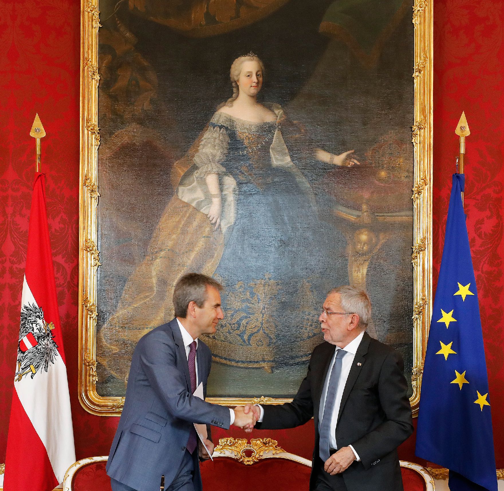 Am 22. Mai 2019 fand die Angelobung der österreichischen Übergangsminister durch Bundespräsident Alexander Van der Bellen (r.) statt. Im Bild mit Bundesminister Hartwig Löger (l.).