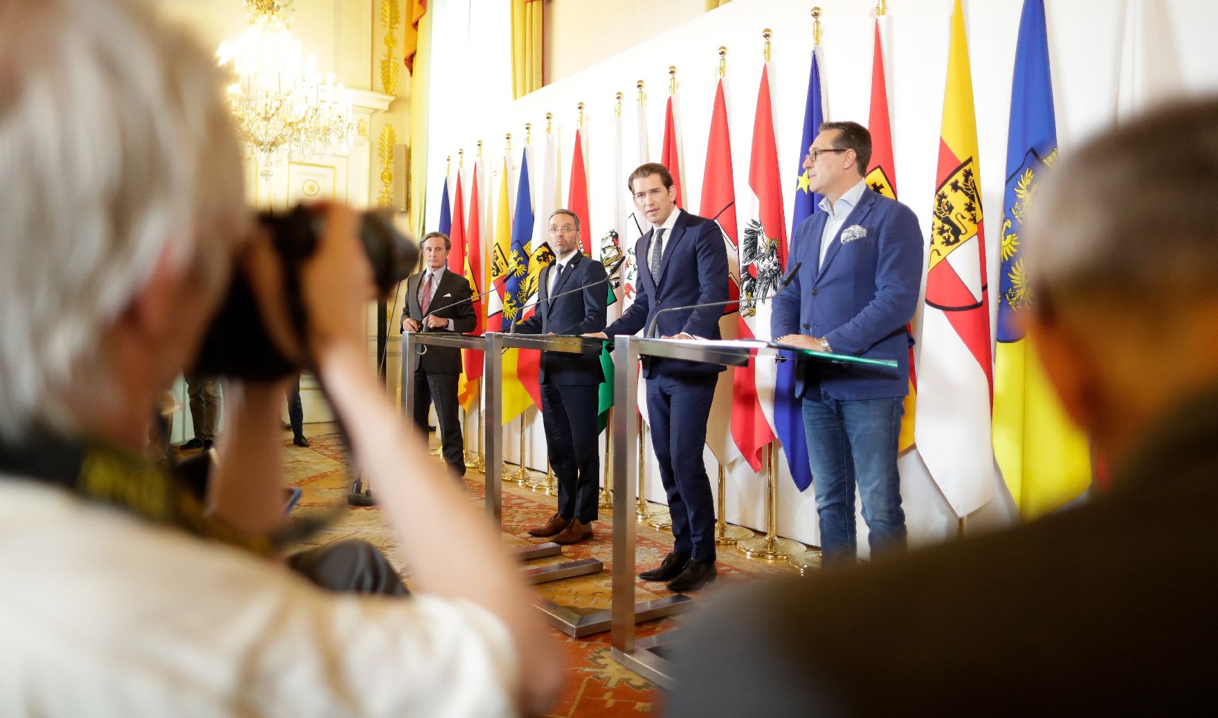 Am 3. Juli 2018 gab Bundeskanzler Sebastian Kurz (m.) gemeinsam mit Vizekanzler Heinz-Christian Strache (r.) und Bundesminister Herbert Kickl (l.) eine Pressekonferenz zu den deutschen Asylplänen.