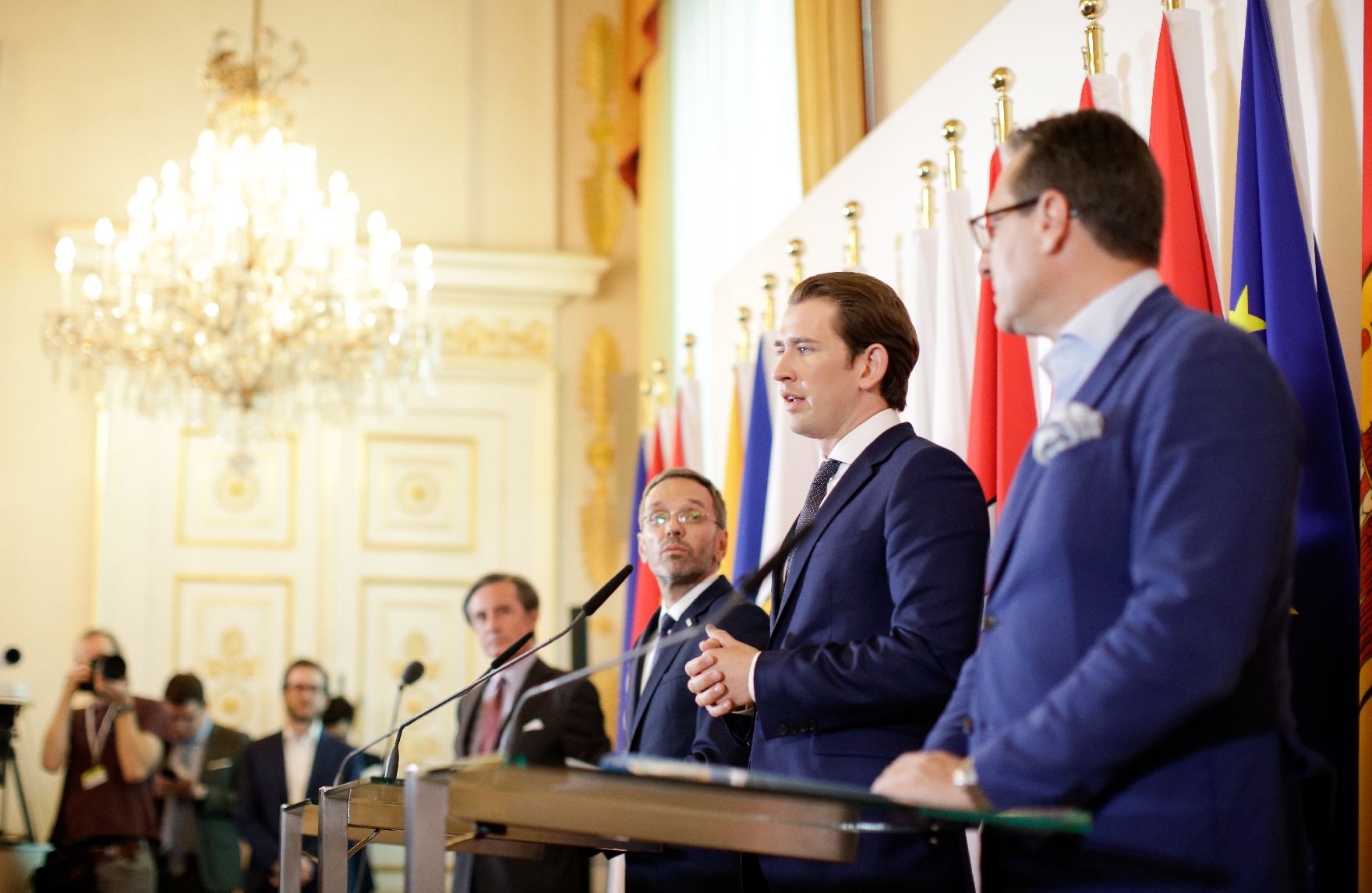 Am 3. Juli 2018 gab Bundeskanzler Sebastian Kurz (m.) gemeinsam mit Vizekanzler Heinz-Christian Strache (r.) und Bundesminister Herbert Kickl (l.) eine Pressekonferenz zu den deutschen Asylplänen.