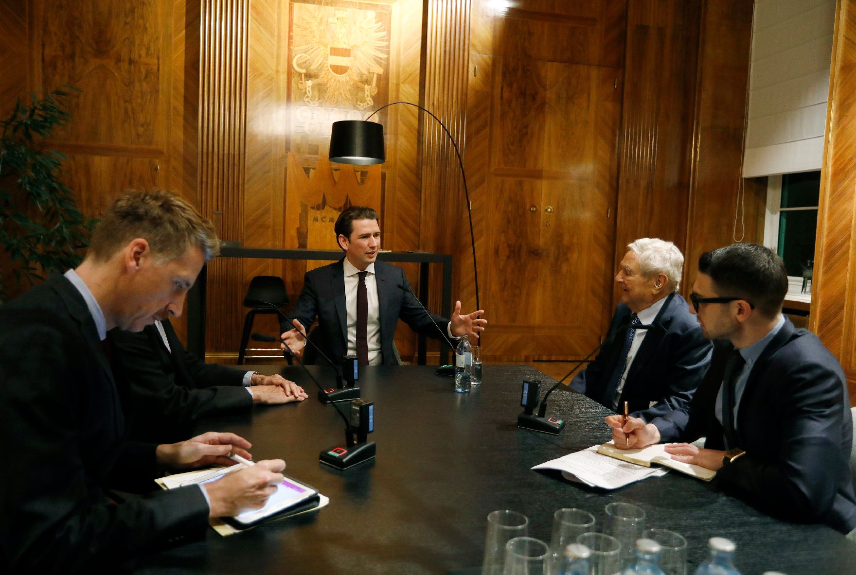 Am 18. November 2018 empfing Bundeskanzler Sebastian Kurz (m.) den Philanthropen George Soros (m.r.) zu einem Gespräch.