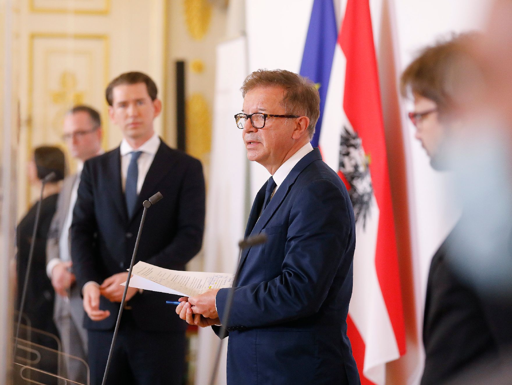 Am 29. Oktober 2020 fand eine Pressekonferenz nach dem Gespräch mit Expertinnen und Experten zur Ressourcenlage an Österreichs Krankenhäusern statt. Im Bild (v.l.n.r.) Klaus Markstaller, Leiter der der Universitätsklinik für Anästhesie, Allgemeine Intensivmedizin und Schmerztherapie der MedUni Wien, Bundeskanzler Sebastian Kurz, Bundesminister Rudolf Anschober und Herwig Ostermann, Geschäftsführer der Gesundheit Österreich GmbH.