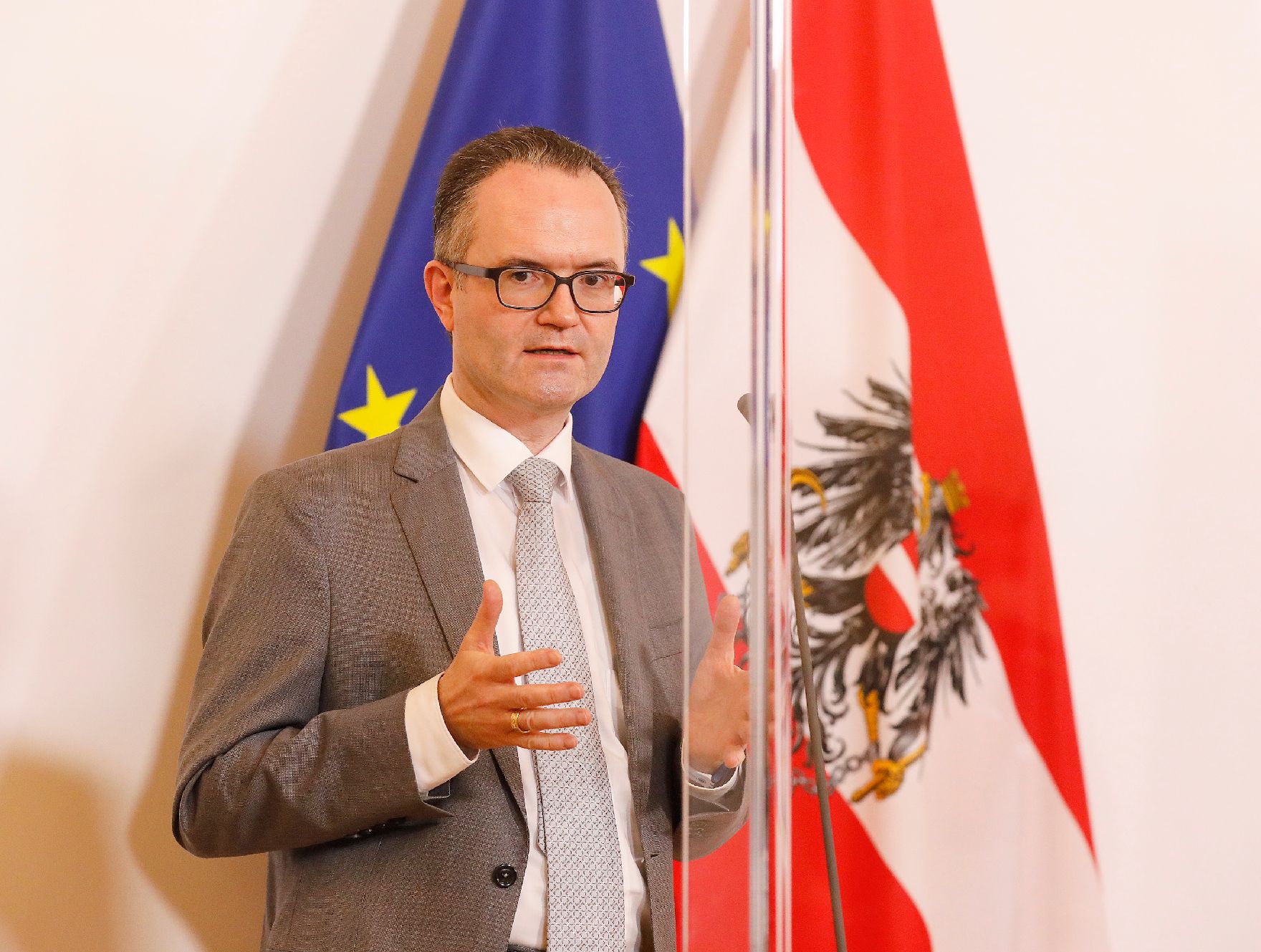 Am 29. Oktober 2020 fand eine Pressekonferenz nach dem Gespräch mit Expertinnen und Experten zur Ressourcenlage an Österreichs Krankenhäusern statt. Im Bild Klaus Markstaller, Leiter der der Universitätsklinik für Anästhesie, Allgemeine Intensivmedizin und Schmerztherapie der MedUni Wien.