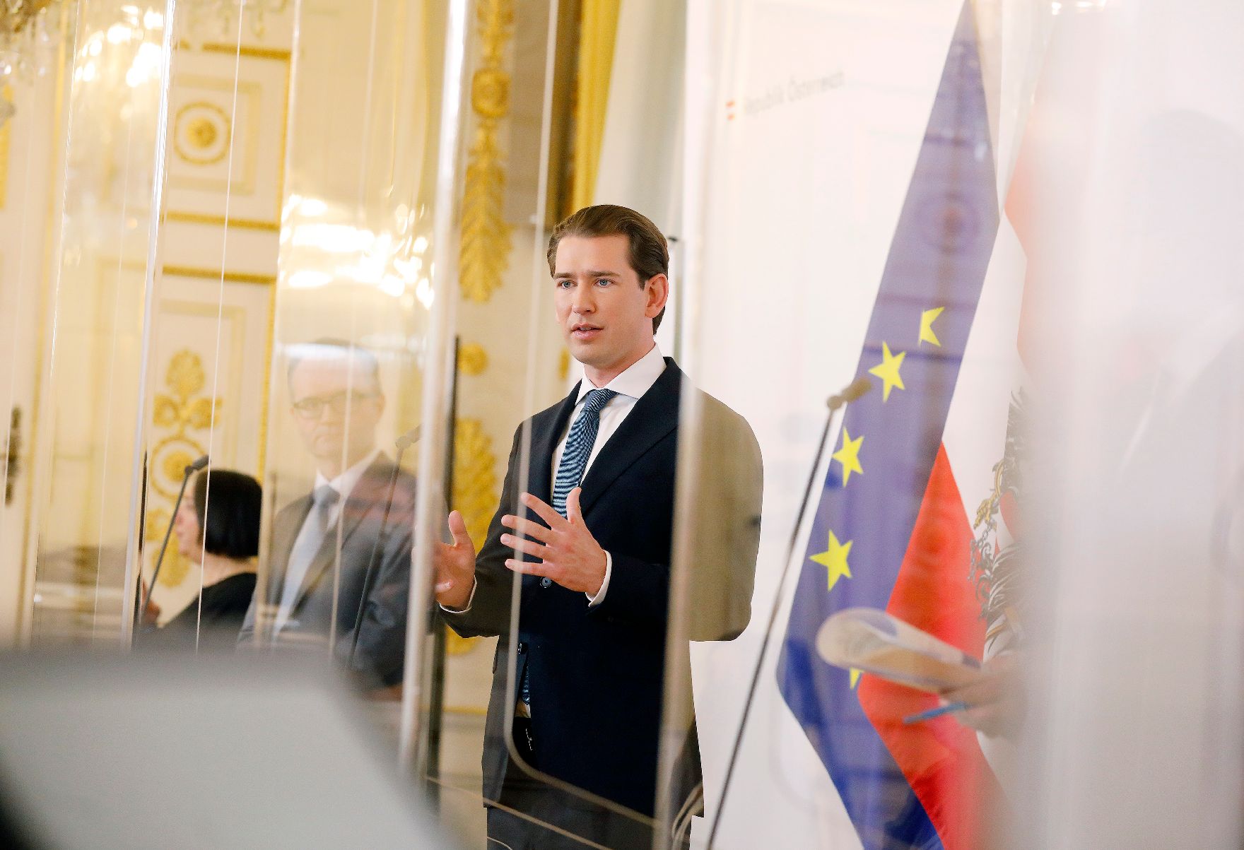 Am 29. Oktober 2020 fand eine Pressekonferenz nach dem Gespräch mit Expertinnen und Experten zur Ressourcenlage an Österreichs Krankenhäusern statt. Im Bild Bundeskanzler Sebastian Kurz (r.) und Klaus Markstaller, Leiter der der Universitätsklinik für Anästhesie, Allgemeine Intensivmedizin und Schmerztherapie der MedUni Wien (l.).