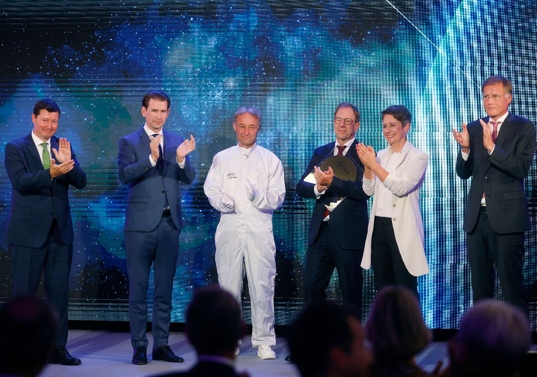 Am 17. September 2021 nahm Bundeskanzler Sebastian Kurz (2.v.l.) an der Eröffnung der neuen Infineon High-Tech-Chipfabrik teil.