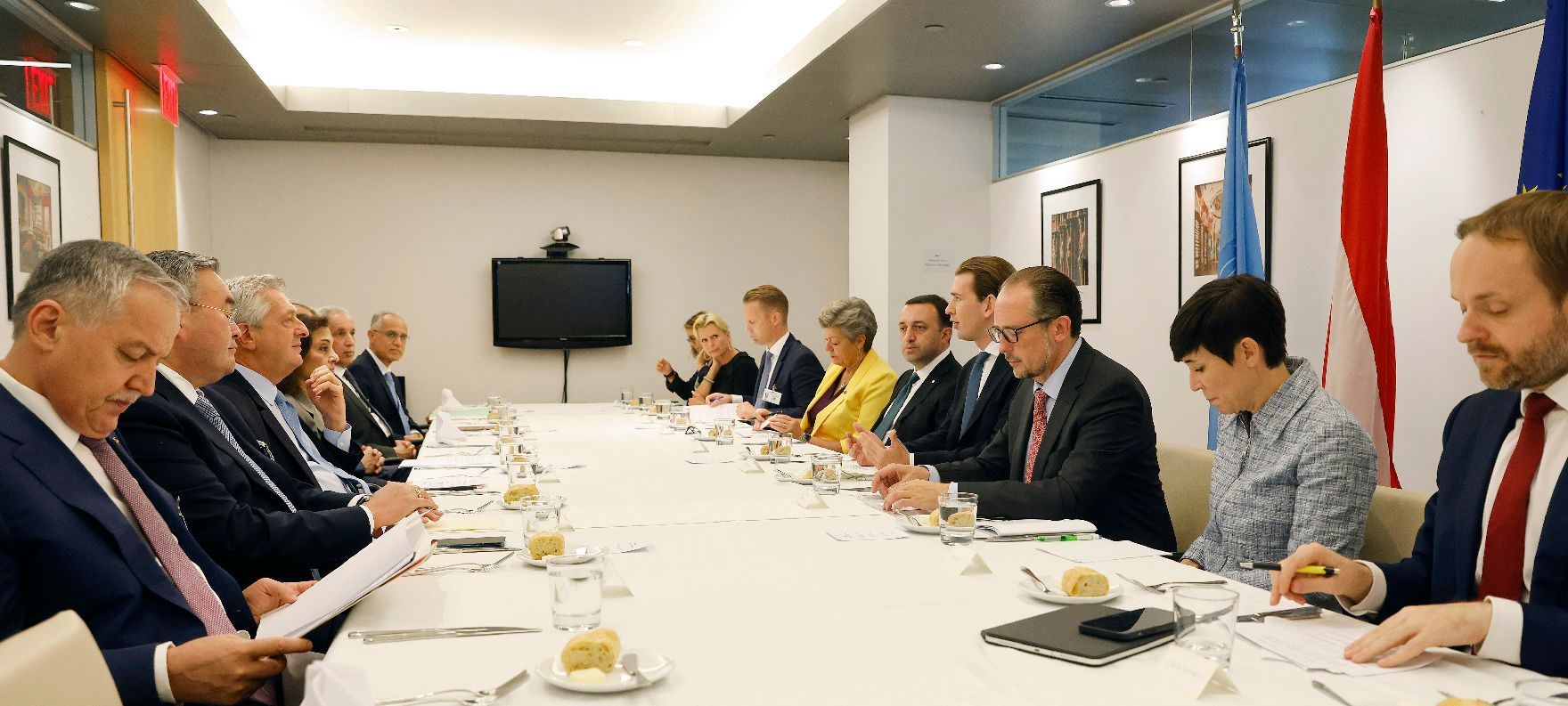 Am 21. September 2021 reiste Bundeskanzler Sebastian Kurz (4.v.r.) zu einem mehrtägigen Arbeitsbesuch nach New York. Im Bild mit Bundesminister Alexander Schallenberg (3.v.r.) beim Afghanistan Roundtable.