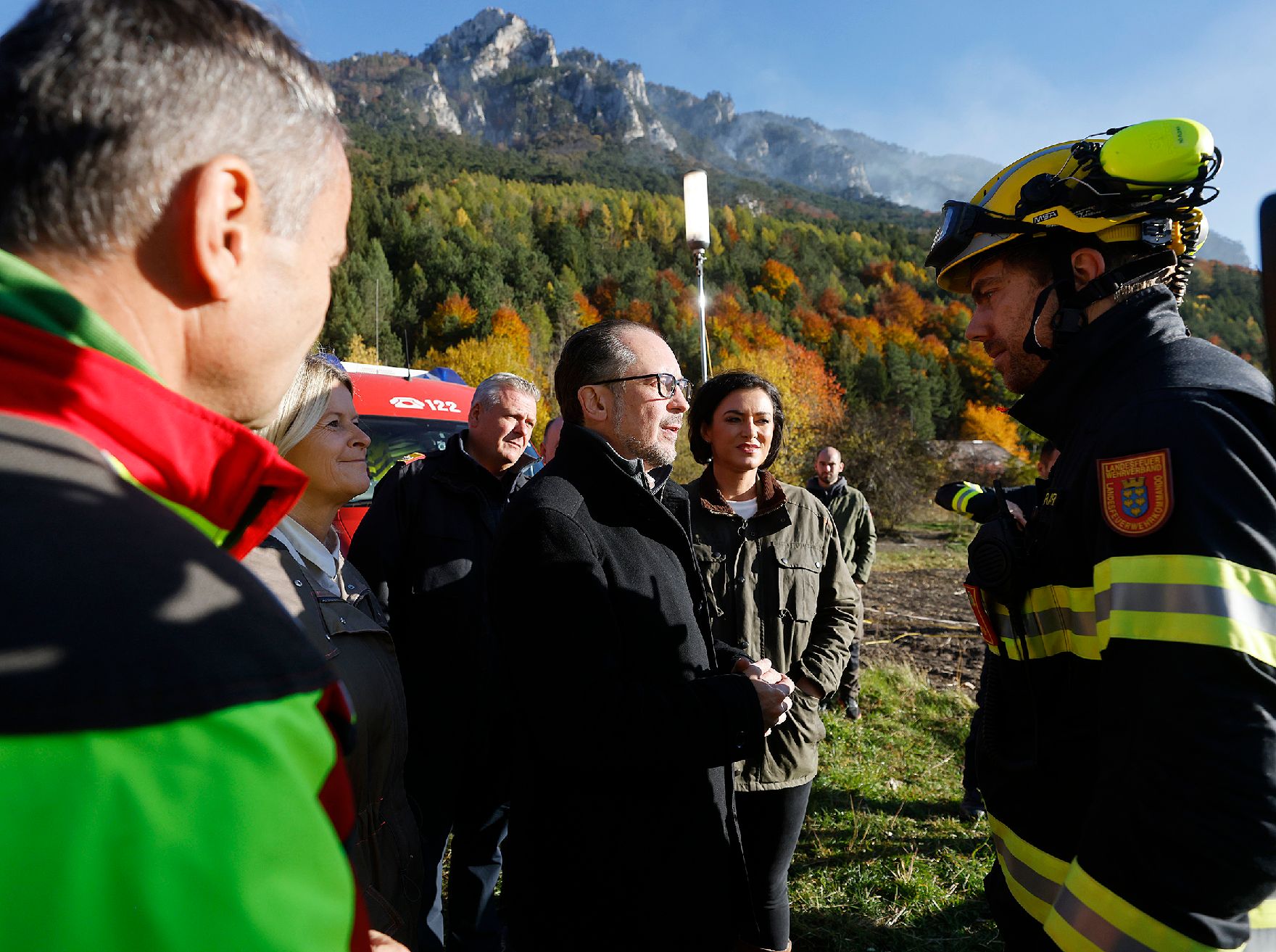 Am 28. Oktober 2021 besuchte Bundeskanzler Alexander Schallenberg (m.) das Waldbrand-Einsatzgebiet Reichenau an der Rax. Im Bild mit Bundesministerin Elisabeth Köstinger (2.v.r.) und Bundesministerin Klaudia Tanner (2.v.l.).