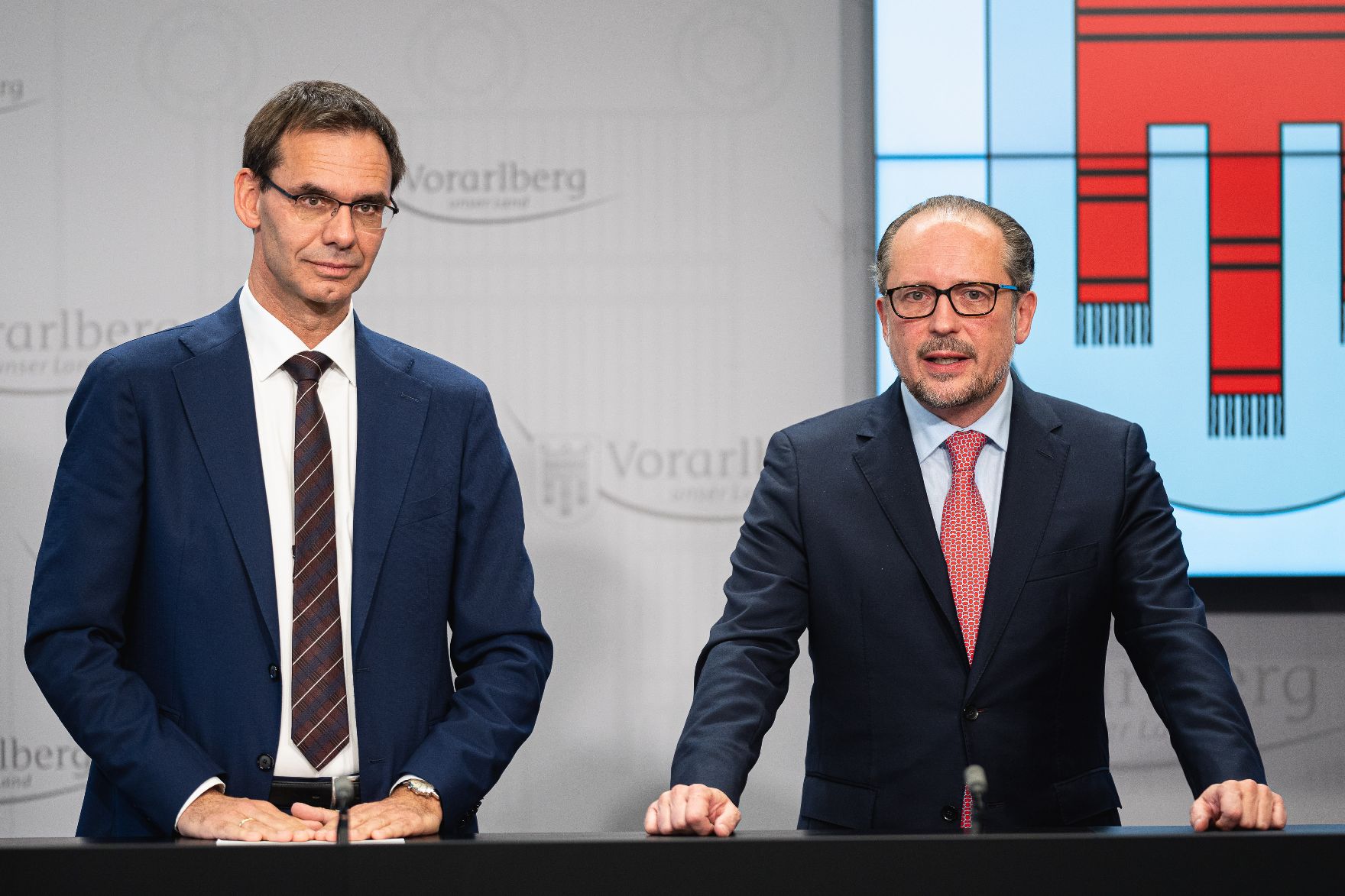 Am 11. November 2021 traf Bundeskanzler Alexander Schallenberg (r.) im Rahmen seines Bundesländertags in Vorarlberg den Landeshauptmann Markus Wallner (l.).