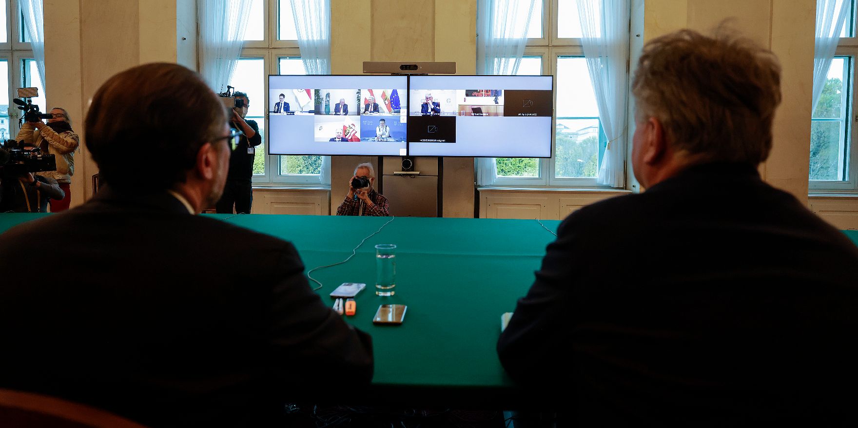 Am 14. November 2021 nahmen Bundeskanzler Alexander Schallenberg (l.) und Vizekanzler Werner Kogler (r.) an einer Videokonferenz mit den Landeshauptleuten zu Corona-Maßnahmen teil.