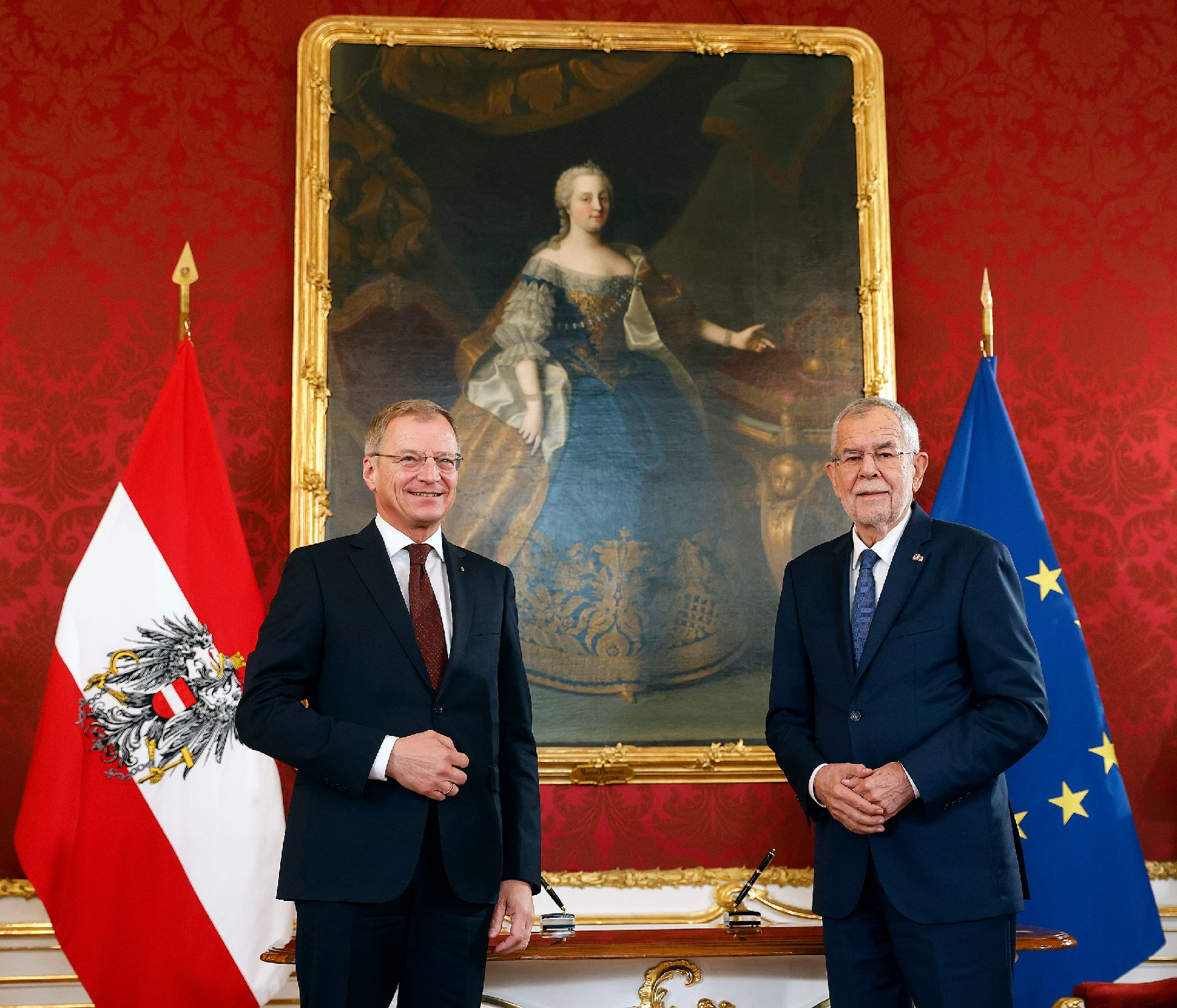 Am 27. Oktober 2021 wurde Landeshauptmann Thomas Stelzer (l.) bei Bundespräsident Alexander van der Bellen (r.) angelobt.