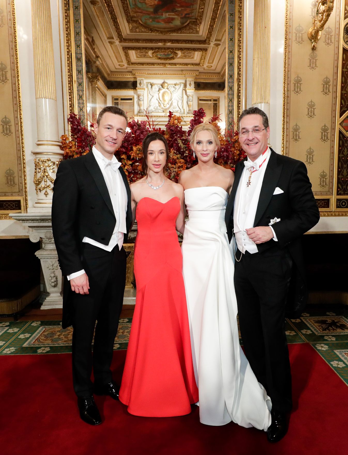 Am 28. Februar 2019 besuchte Bundesminister Gernot Blümel (l.) den Wiener Opernball. Im Bild mit Clivia Treidl (m.l.), Vizekanzler Heinz Christian Strache (r.) und Philippa Strache (m.r.).