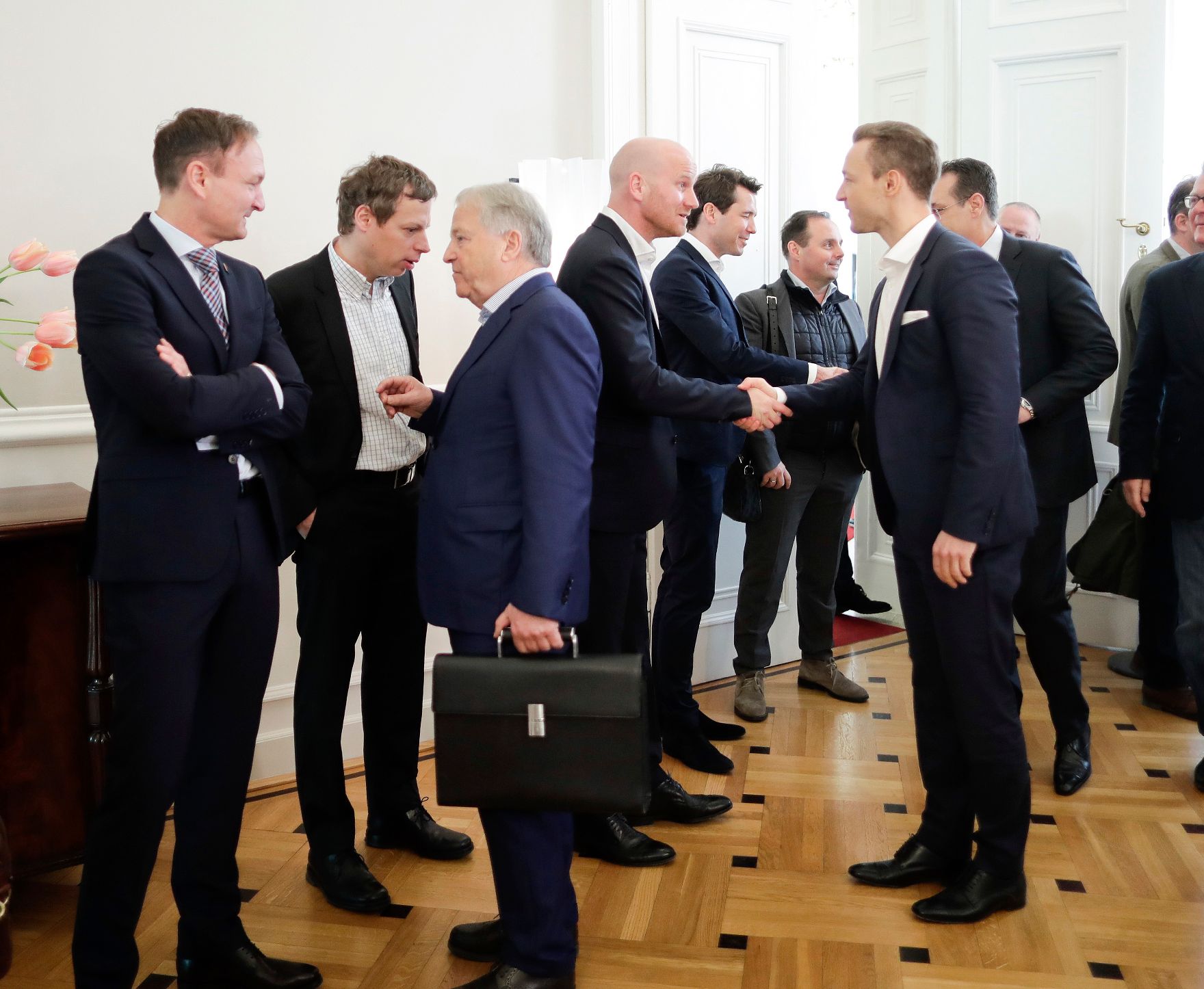 Am 14. März 2019 lud Bundesminister Gernot Blümel gemeinsam mit Vizekanzler Heinz-Christian Strache Vertreter der Österreichischen Fußballverbände zu einem Gespräch über das Fernsehexklusivrechtsgestz ein.