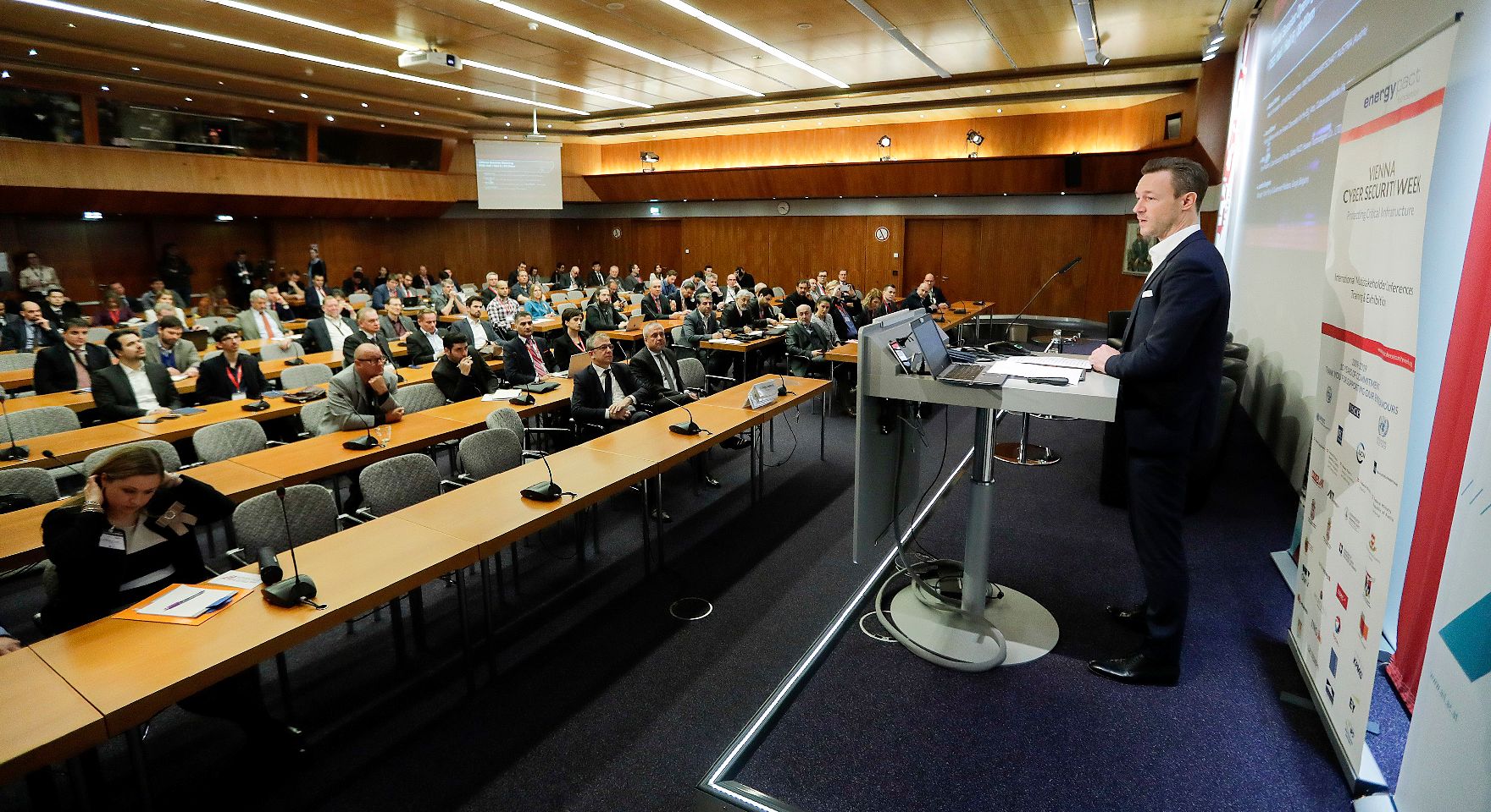 Am 14. März 2019 besuchte Bundesminister Gernot Blümel (r.) die Vienna Cyber Security Week in der Wirtschaftskammer Österreich.