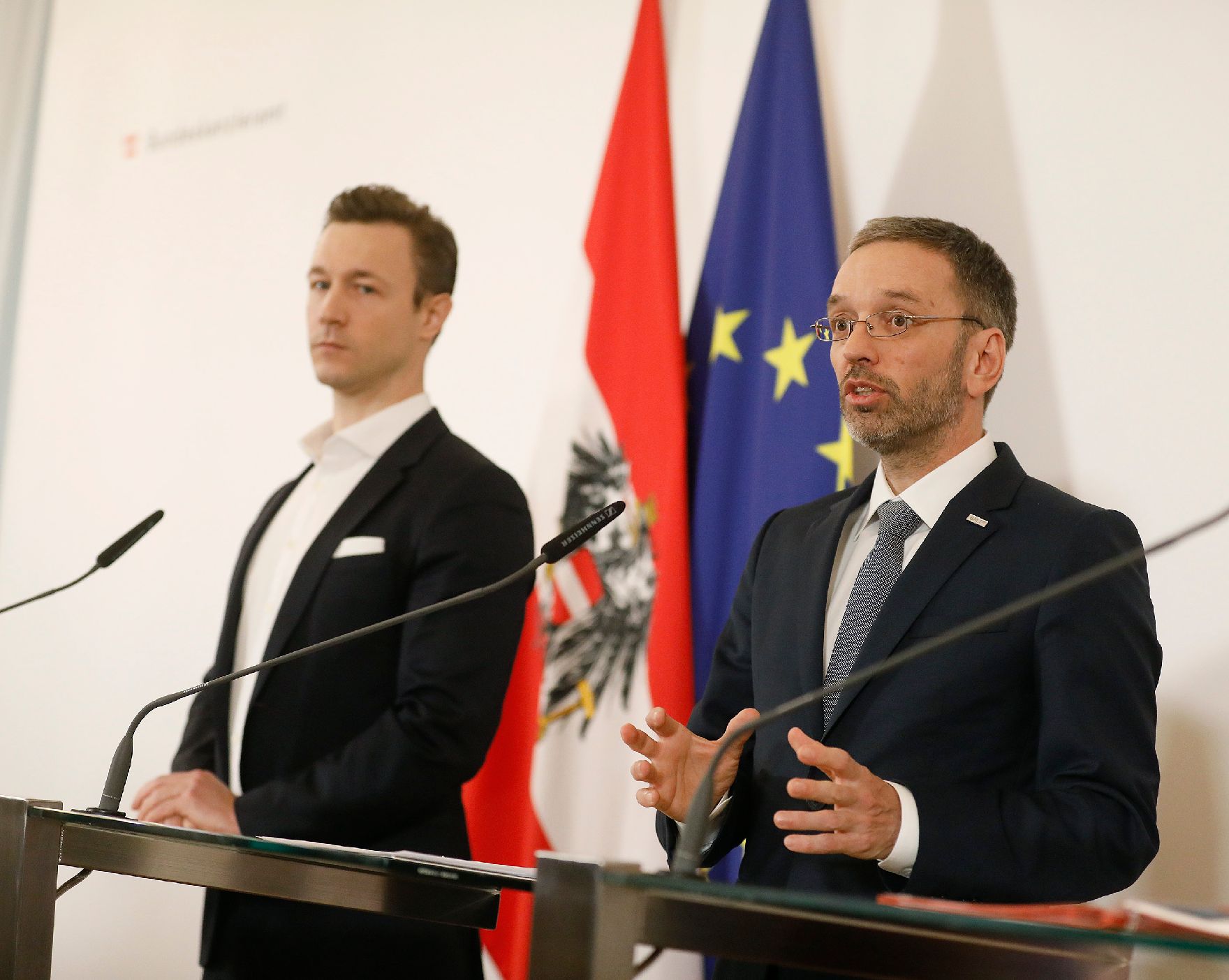 Bundesminister Gernot Blümel (l.) und Bundesminister Herbert Kickl (r.) beim Pressefoyer nach dem Ministerrat am 10. April 2019.
