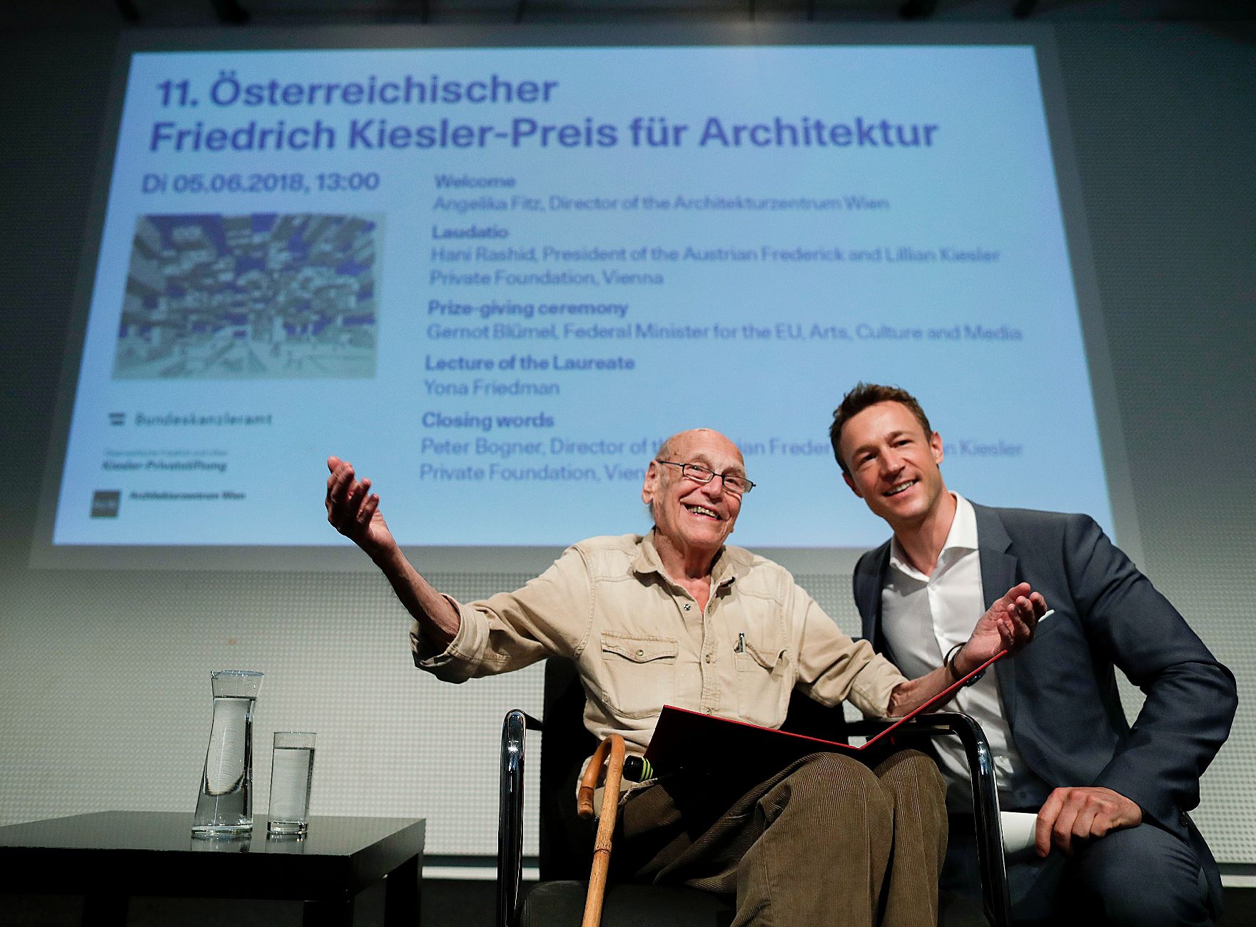 Am 5. Juni 2018 überreichte Bundesminister Gernot Blümel (r.) den Friedrich-Kiesler-Award an Yona Friedman (l.).