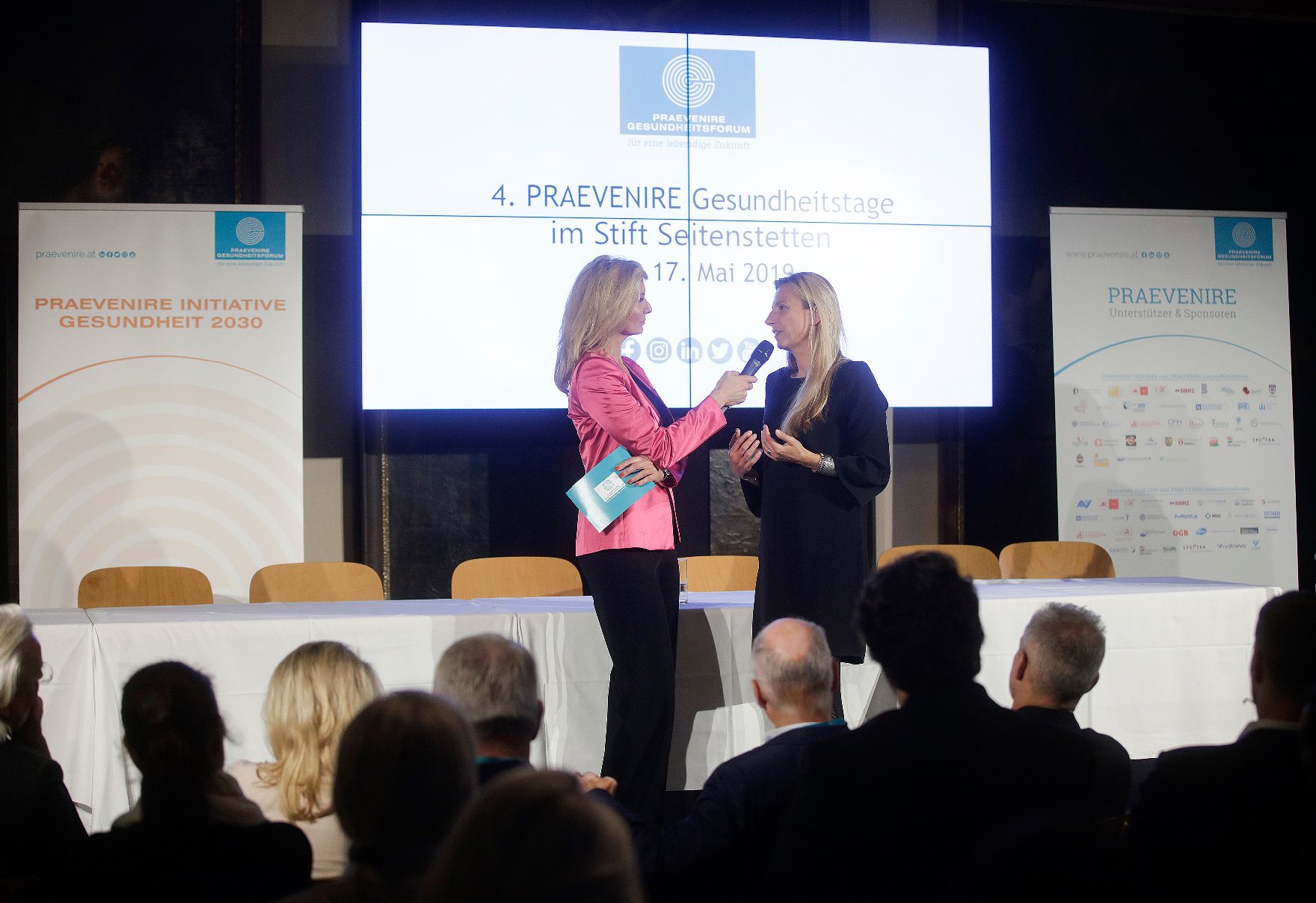 Am 16. Mai 2019 hielt Bundesministerin Juliane Bogner-Strauß (r.) die Keynote bei den Praeveniere Gesundheitstagen.