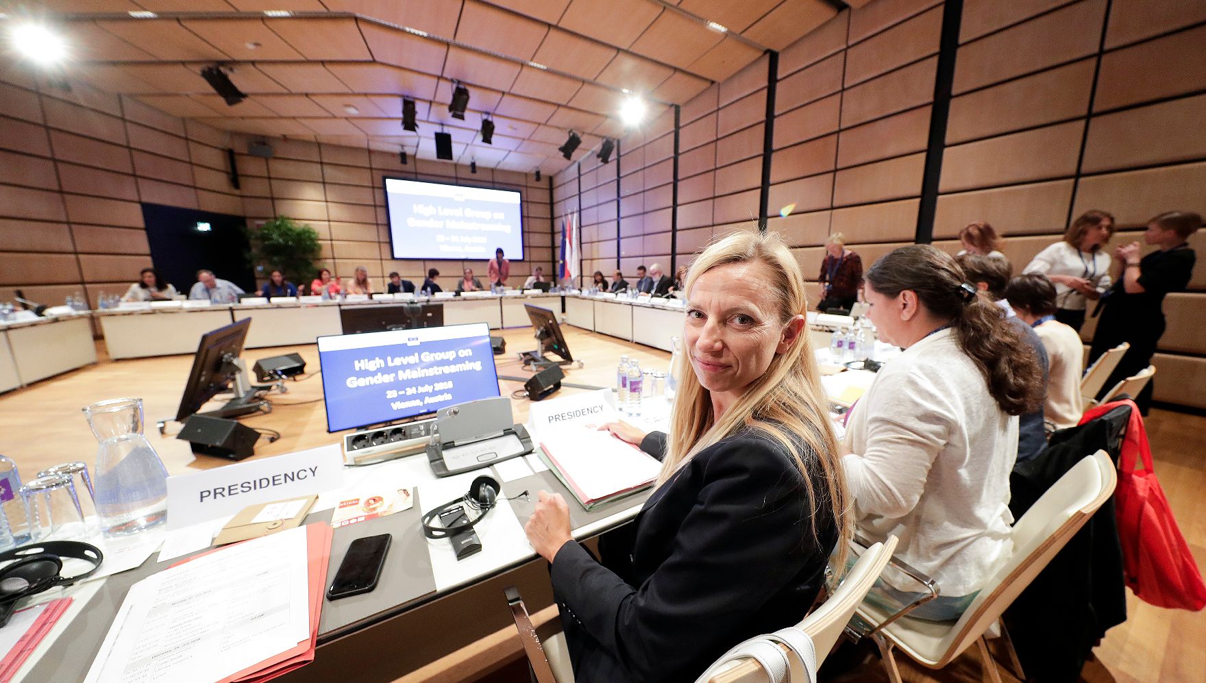 Am 23. Juli 2018 nahm Bundesministerin Juliane Bogner-Strauß (l.) im Rahmen des österreichischen Ratsvorsitzes an der Sitzung der High Level Group on Gender Mainstreaming teil.