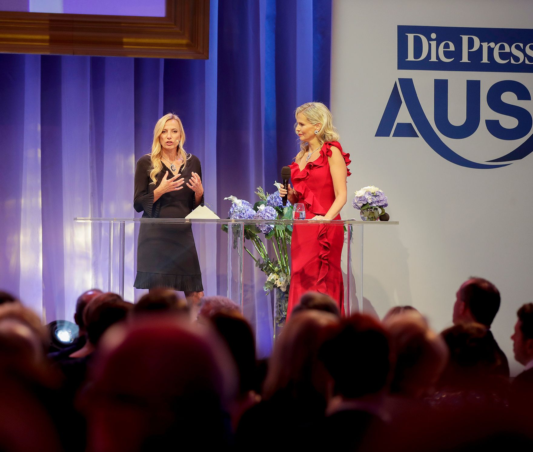 Am 23. Oktober 2018 nahm Bundesministerin Juliane Bogner-Strauß (l.) an der Austria'18-Gala teil. Im Bild mit Moderatorin Claudia Reiterer (r.).