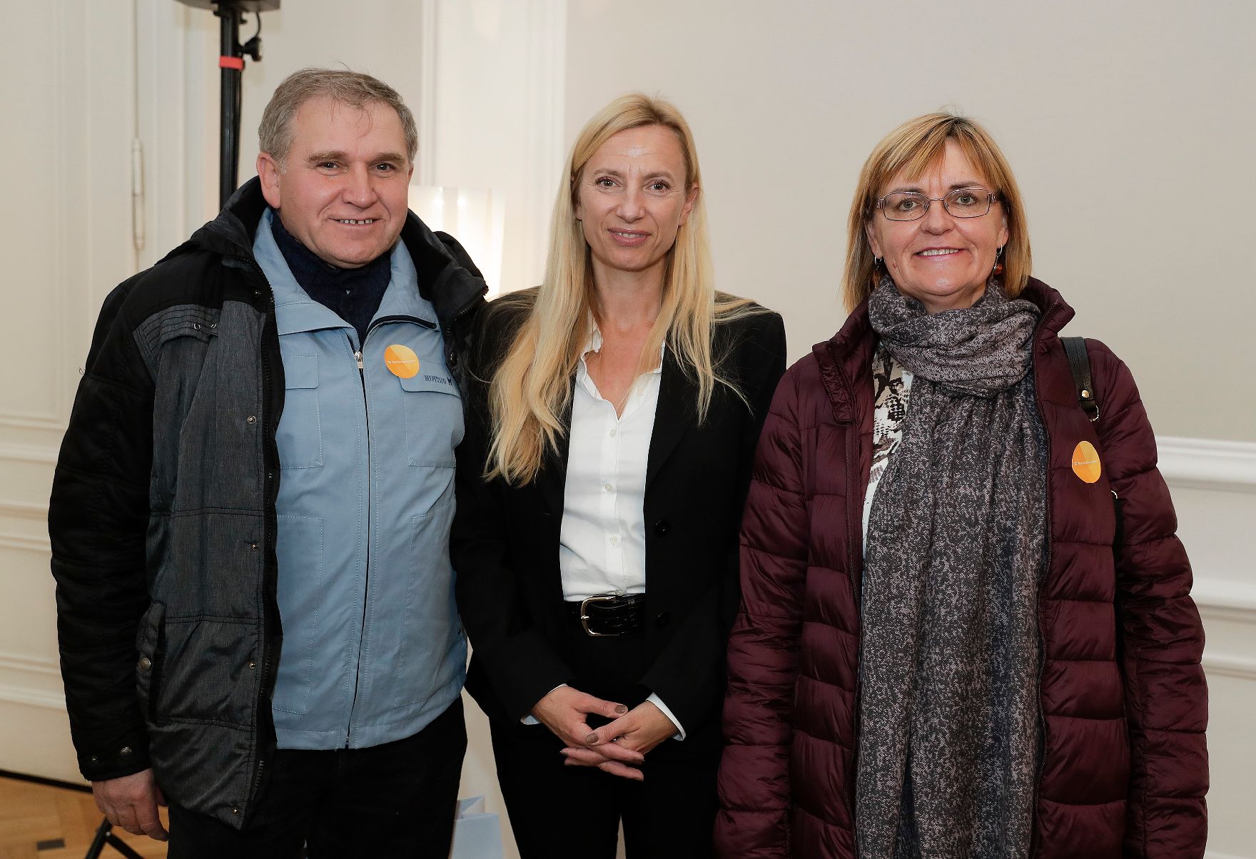 Am 26. Oktober 2018 empfing Bundesministerin Juliane Bogner-Strauß (m.) im Rahmen des Nationalfeiertags Besucherinnen und Besucher im Bundeskanzleramt.