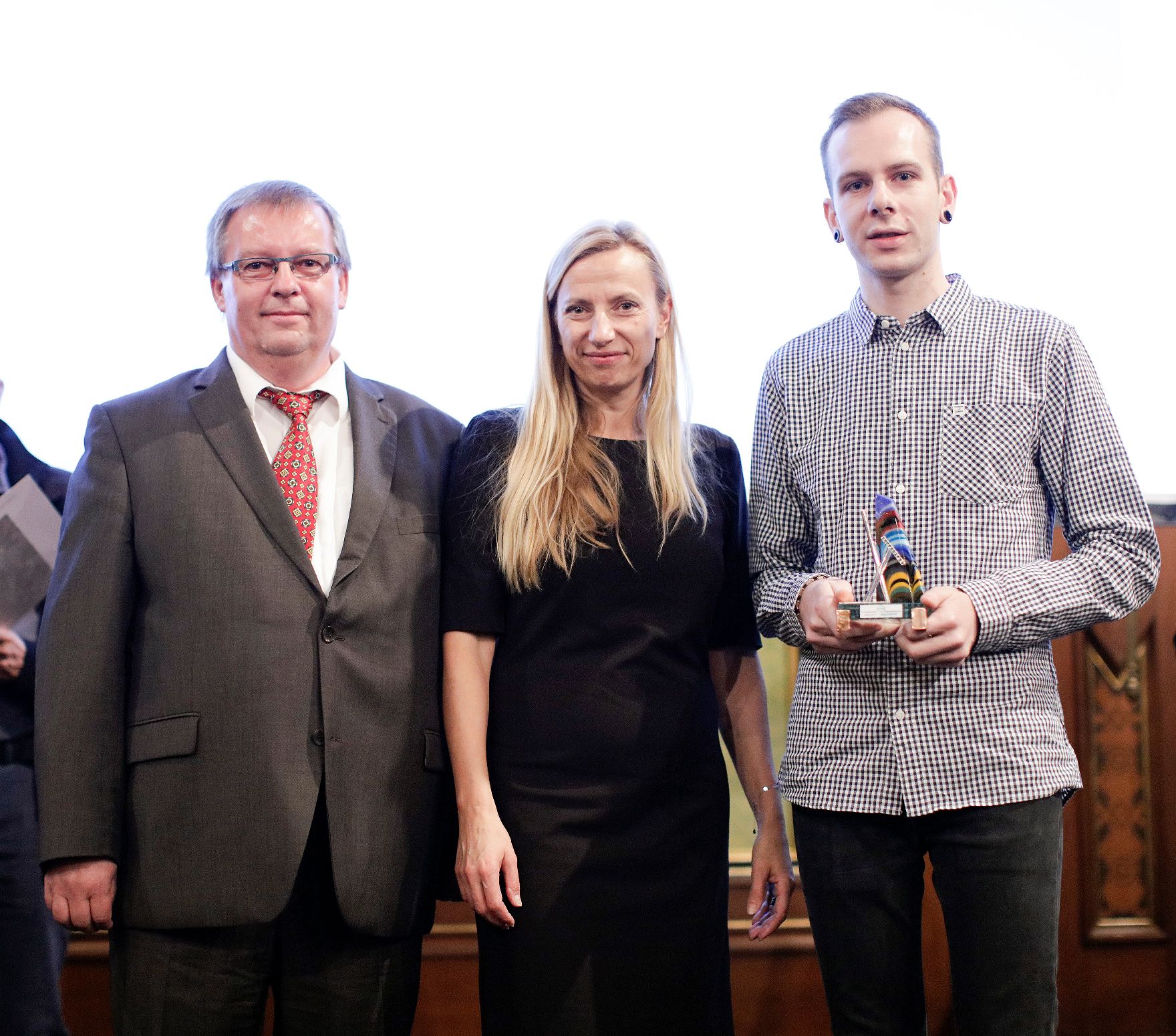 Am 7. November 2018 überreichte Bundesministerin Juliane Bogner-Strauß (m.) den Österreichischen Jugendpreis 2018.