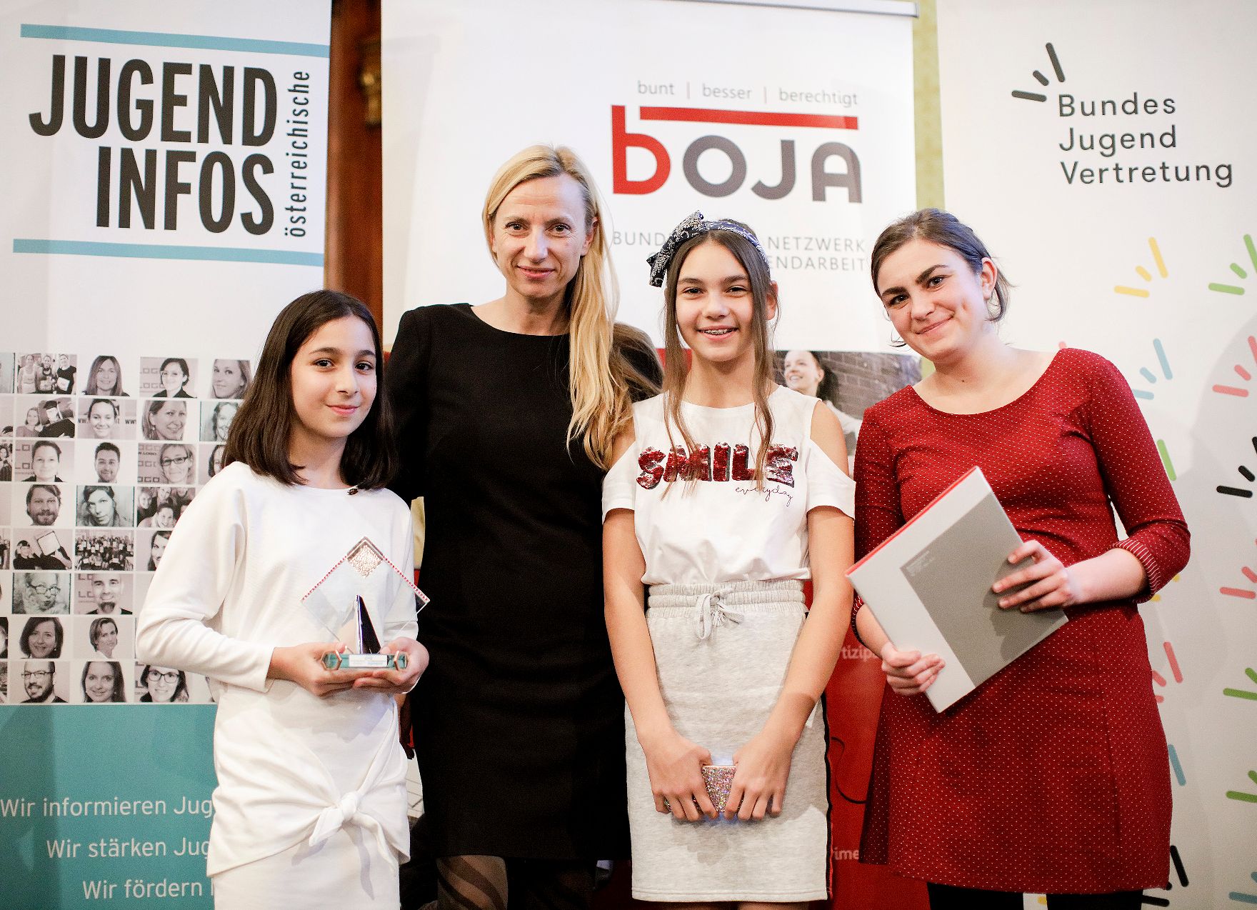 Am 7. November 2018 überreichte Bundesministerin Juliane Bogner-Strauß (2.v.l.) den Österreichischen Jugendpreis 2018.