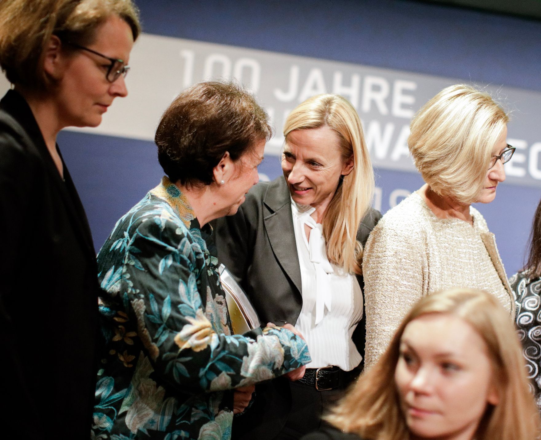 Am 12. November 2018 nahm Bundesministerin Juliane Bogner-Strauß (3.v.l.) an der Podiumsdiskussion bei der Enquete „100 Jahre Frauenwahlrecht" teil.