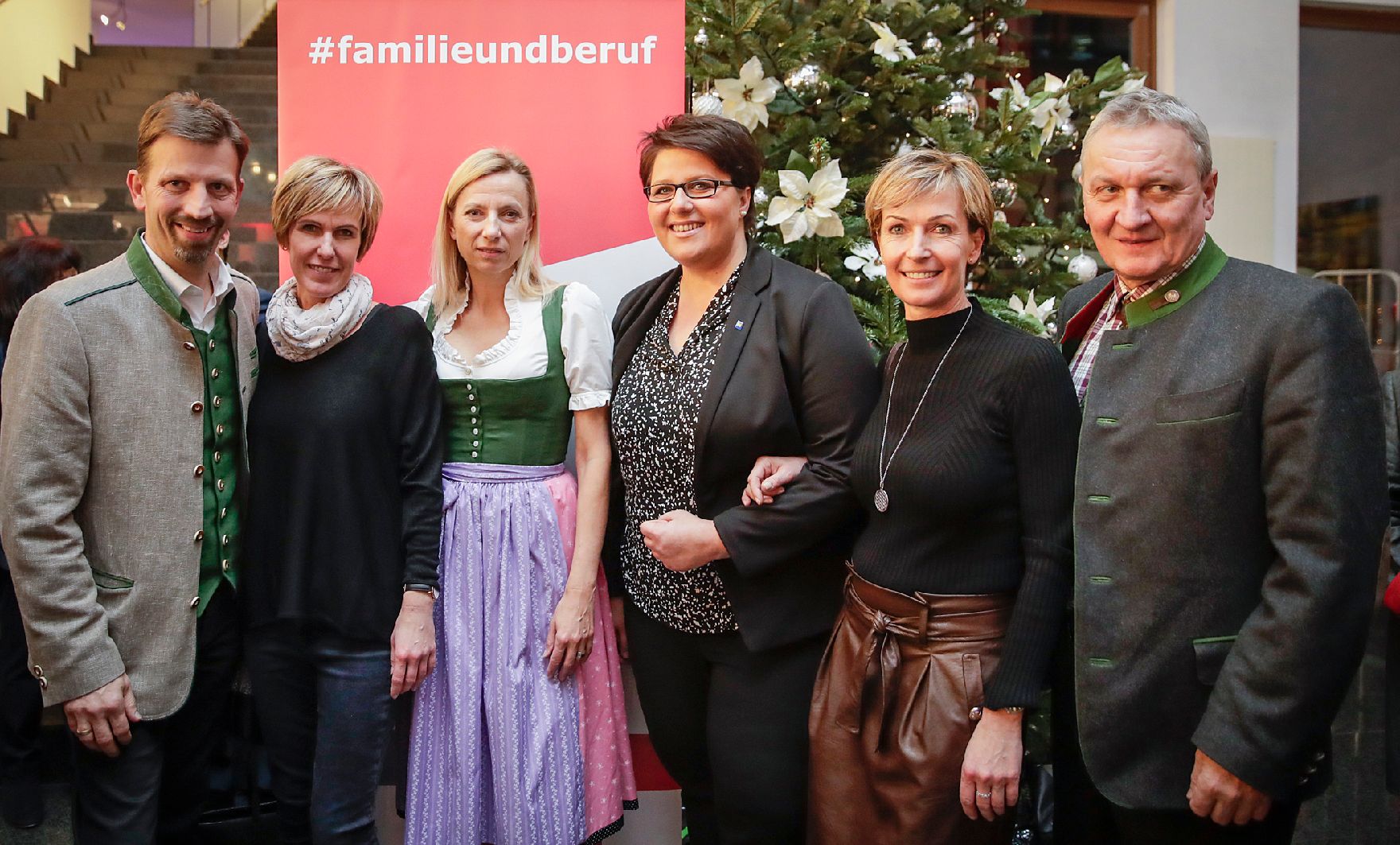 Am 29. November 2018 nahm Bundesministerin Juliane Bogner-Strauß (3.v.l.) an der feierlichen Verleihung des staatlichen Gütezeichens ‚familienfreundlichegemeinde‘ teil.
