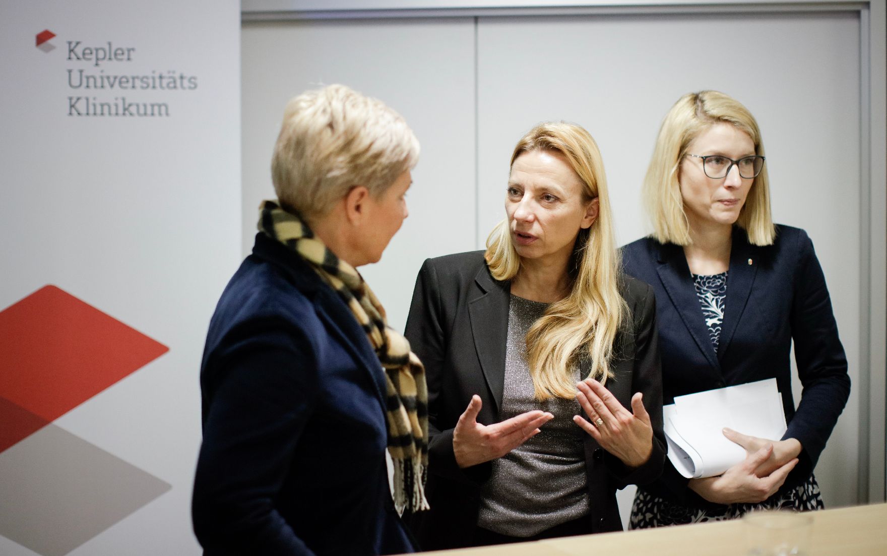 Am 30. November 2018 reiste Bundesministerin Juliane Bogner-Strauß (m.) nach Linz. Im Bild mit der oberösterreichischen Landesrätin Christine Haberlander (r.) im Kepler Universitätsklinikum.