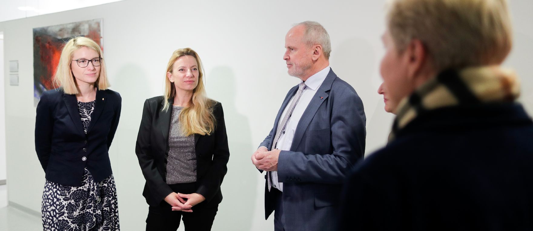 Am 30. November 2018 reiste Bundesministerin Juliane Bogner-Strauß (2.v.l.) nach Linz. Im Bild mit der oberösterreichischen Landesrätin Christine Haberlander (l.) beim Besuch des Gewaltopferbetreuungsteams im Kepler Universitätsklinikum.